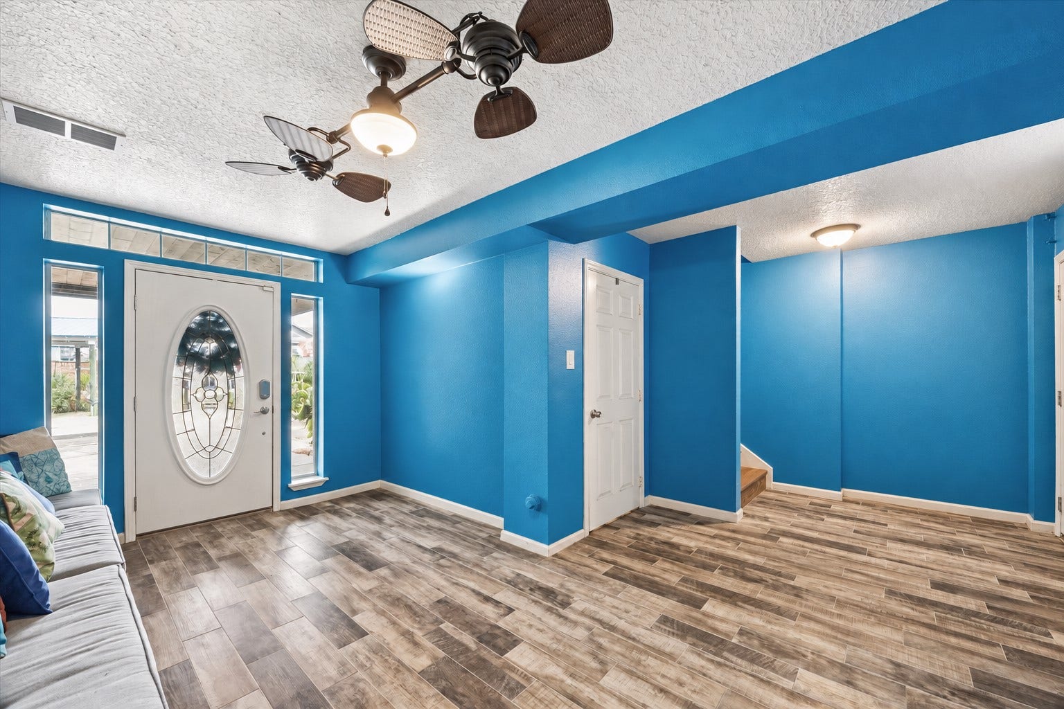 1331 EDWARDS DRIVE, Dickinson, TX 77539 THE SPACIOUS ENTRY FEATURES WOOD-LOOK TILE FLOORING, TRANSOM WINDOWS, SIDELIGHTS, AND EASY ACCESS TO THE UPPER LEVEL.