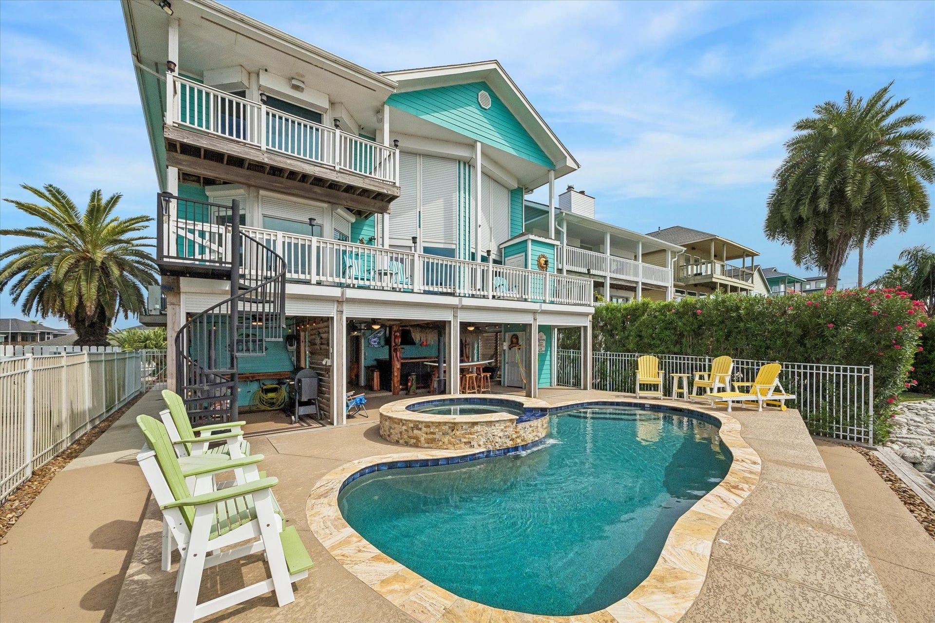 1331 EDWARDS DRIVE, Dickinson, TX 77539 AN ELEVATED VIEW HIGHLIGHTS THE POOL, RAISED SPA, PRIVATE PIER, AND EXPANSIVE OPEN WATER.