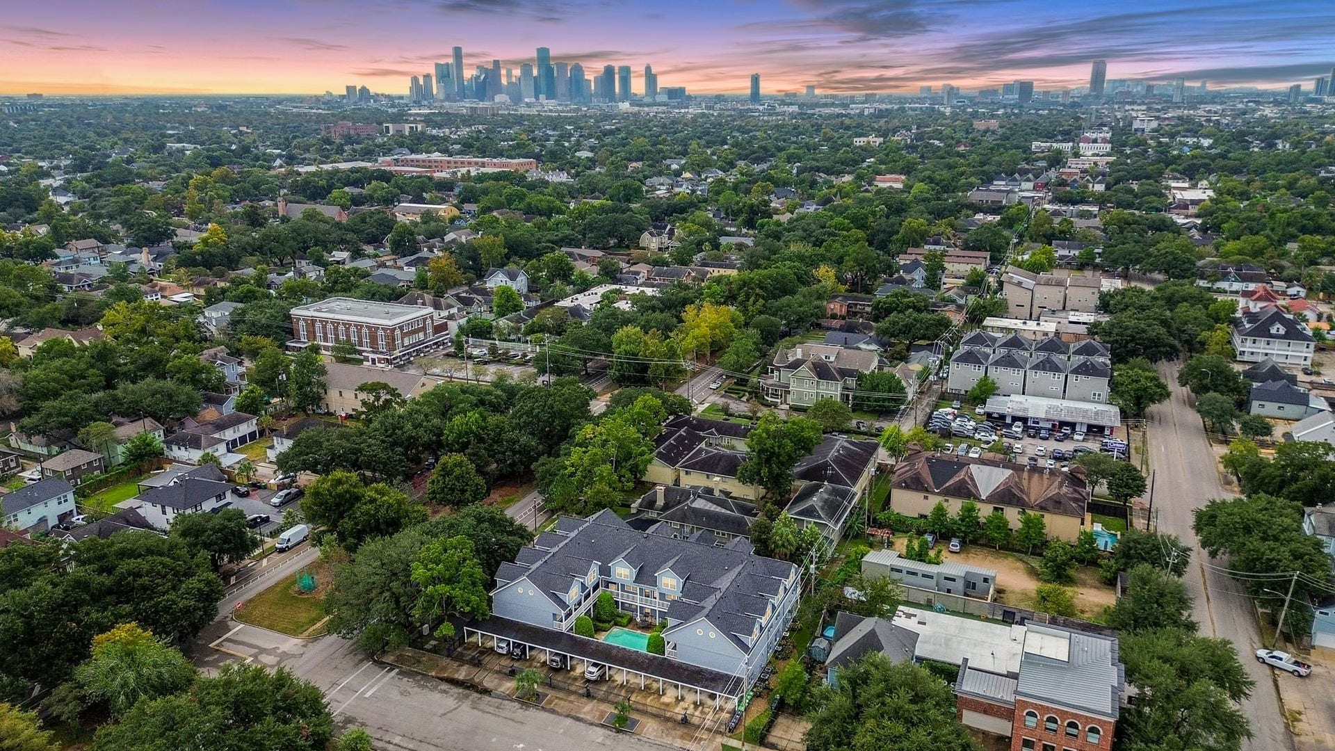 Nestled in the lush, tree-lined historic Heights, with convenient access to downtown, I-45 and 610.