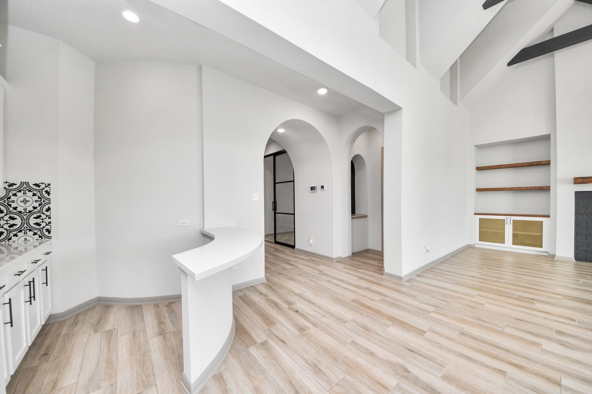 1423 Hackberry Heights Drive, Richmond, TX 77406 Experience modern elegance with high ceilings and sleek flooring.