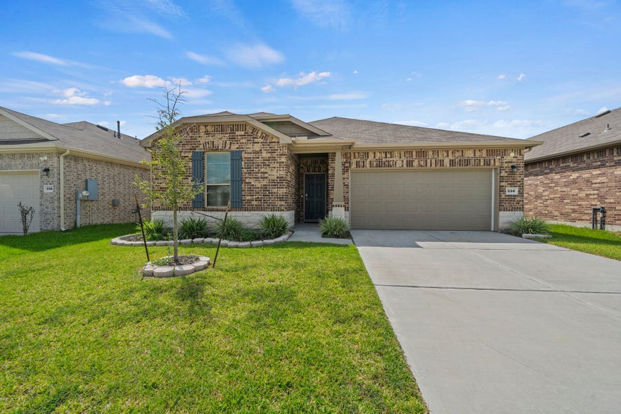 Property photo for 334 Paso Fino Drive, Alvin, TX