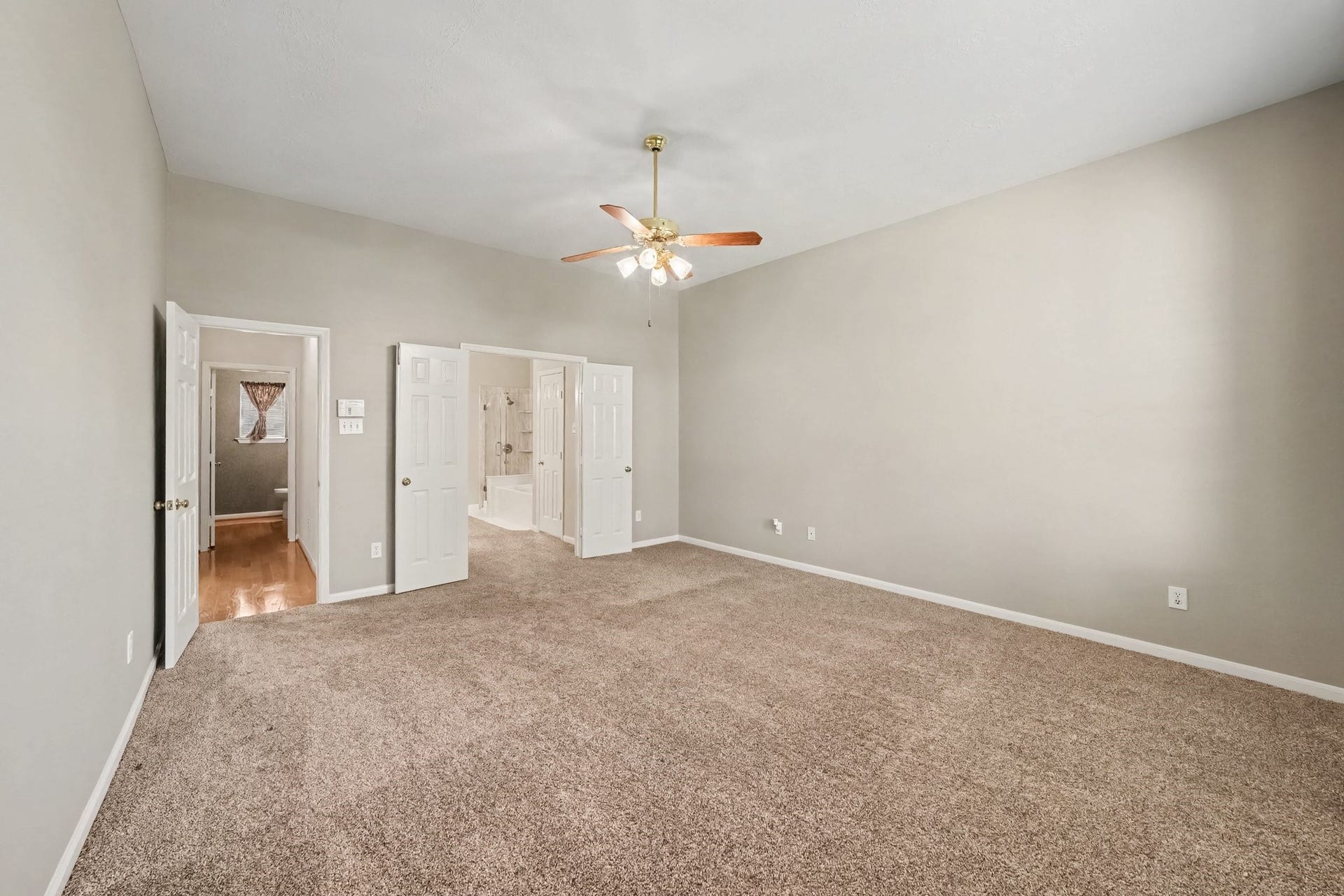 17510 Tall Maple Court, Houston, TX 77095 The generously sized primary bedroom offers high ceilings, plush carpeting, and plenty of room for a comfortable sitting area. Complete with a ceiling fan and direct access to the en-suite bathroom, this inviting retreat provides a relaxing space to unwind at the end of the day.