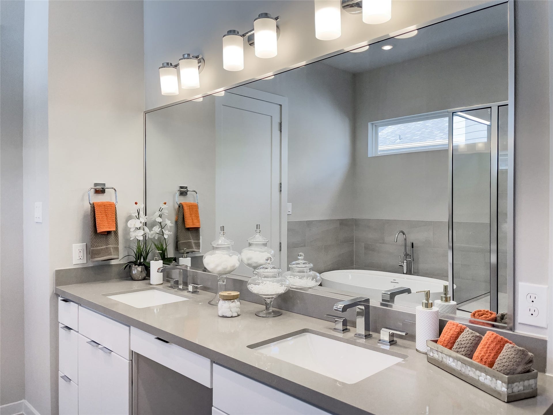 5823 Fairdale Lane, #E, Houston, TX 77057 Primary bedroom bathroom.