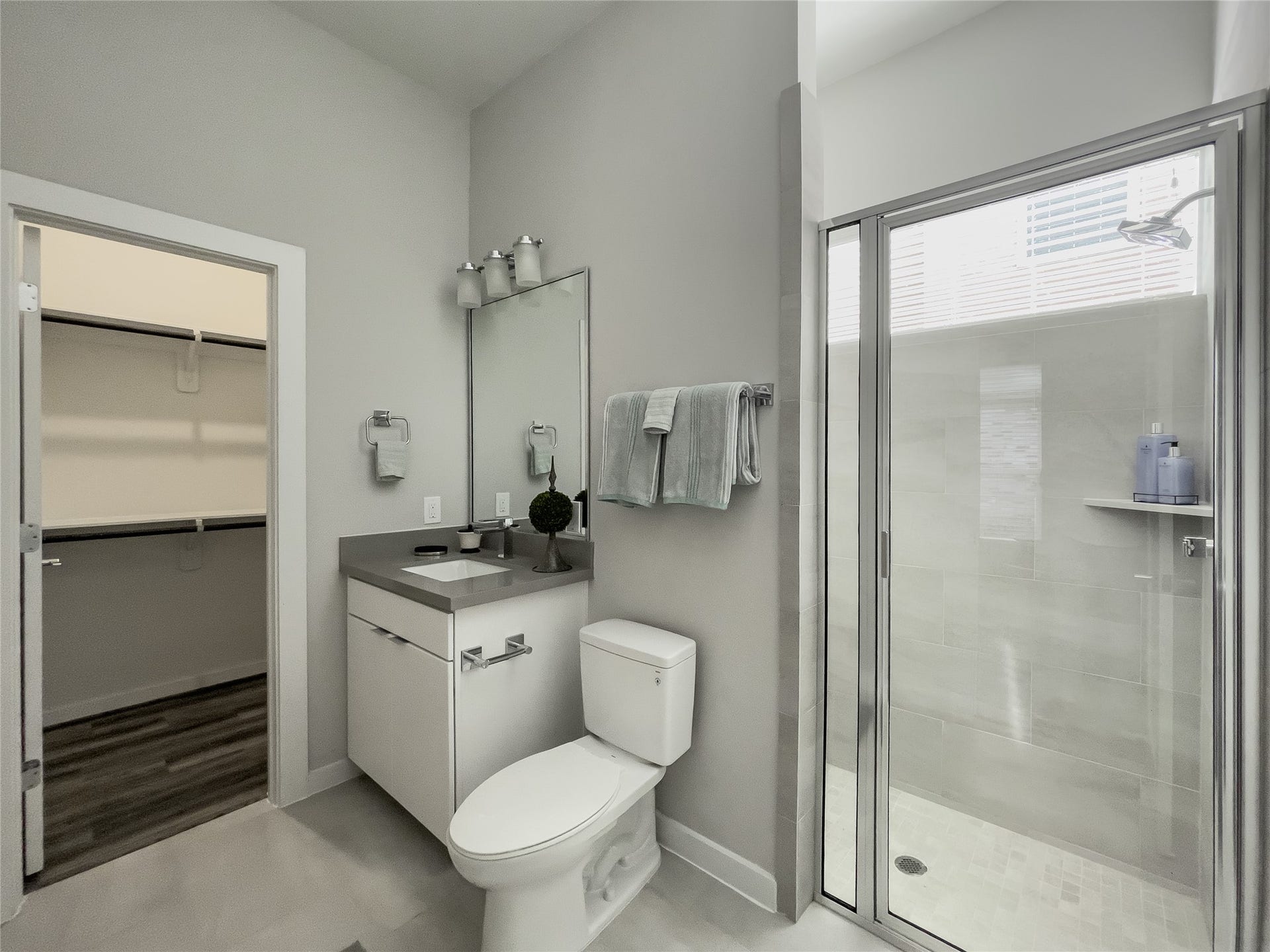 5823 Fairdale Lane, #E, Houston, TX 77057 En-suite 1st floor bathroom and closet.