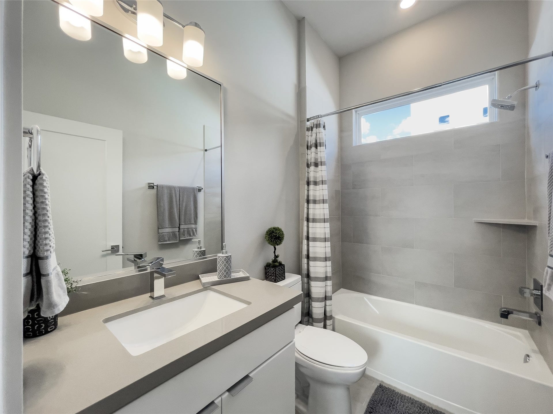 5823 Fairdale Lane, #E, Houston, TX 77057 3rd bedroom en-suite bathroom