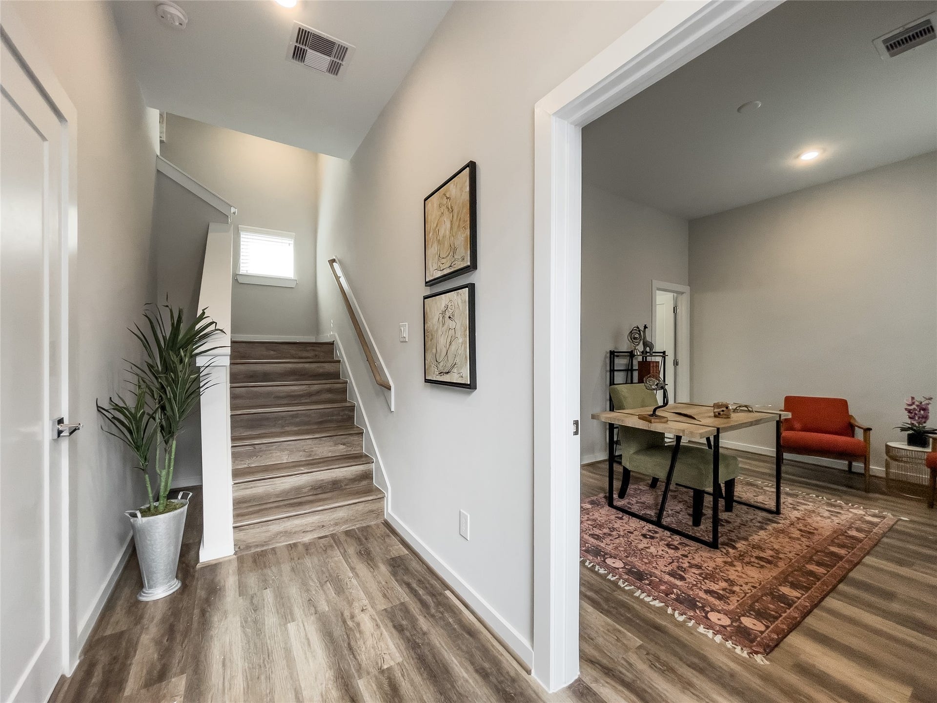 5823 Fairdale Lane, #E, Houston, TX 77057 Front entrance. To the right is the 1st floor bedroom.
