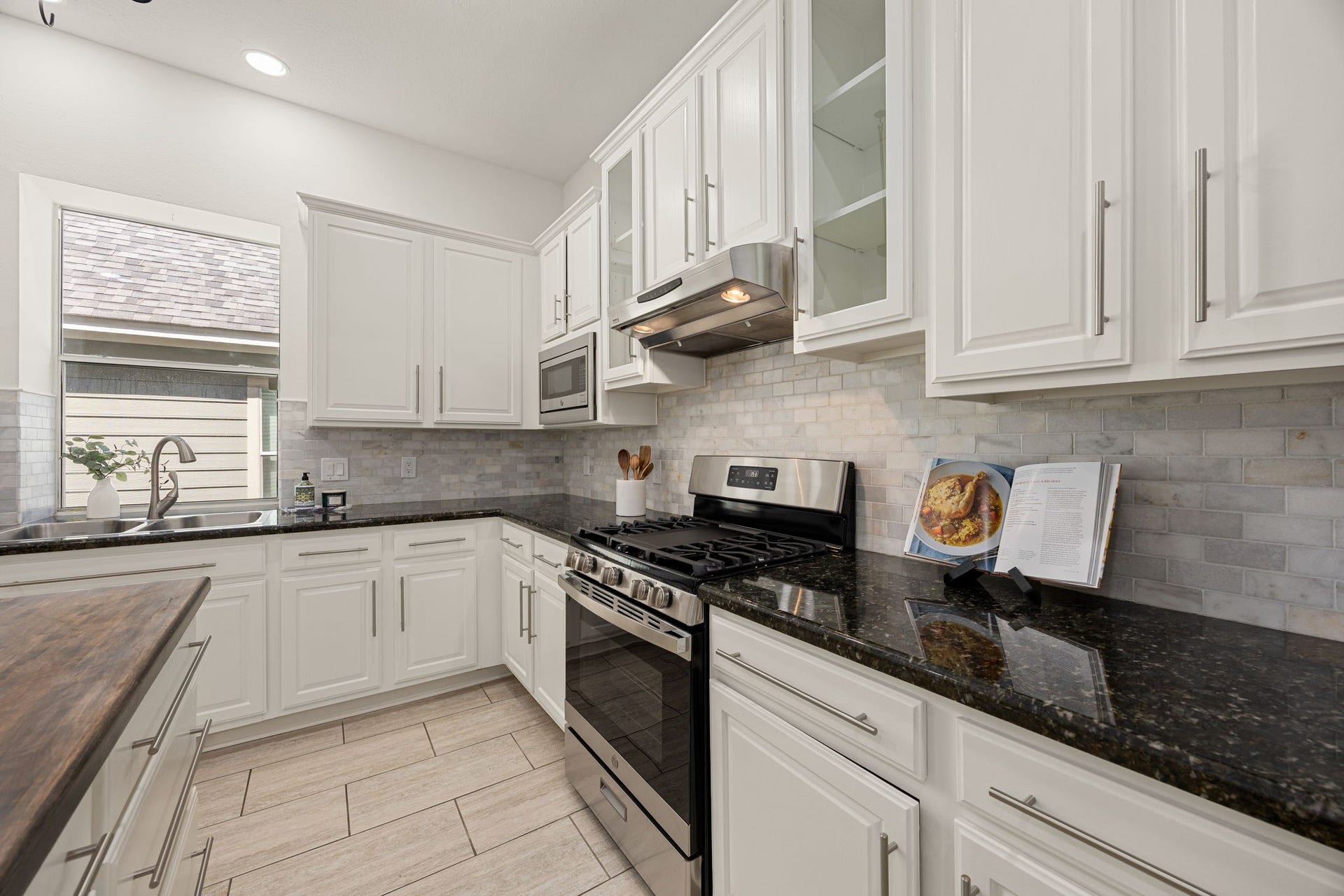 23 Pipers Meadow Street, The Woodlands, TX 77382 Equipped with a premium gas range and a sleek stainless steel under-cabinet range hood, this gourmet kitchen is fully optimized for cooking and meal prep.