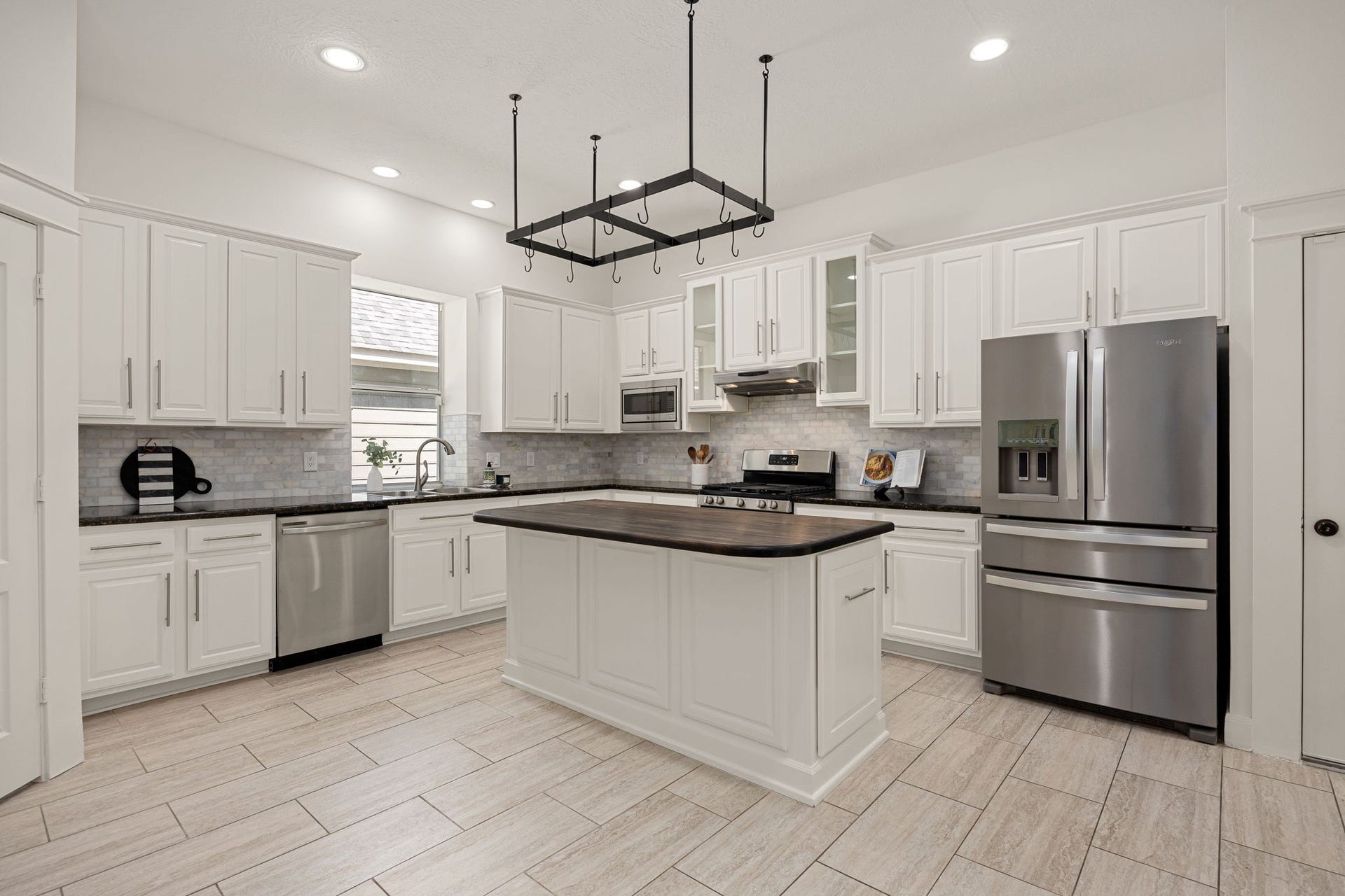 23 Pipers Meadow Street, The Woodlands, TX 77382 Beautiful kitchen featuring a large center island, granite countertops, stainless steel appliances, and plenty of cabinet space. The open layout flows seamlessly into the breakfast nook and living areas, making it perfect for both everyday living and entertaining.
