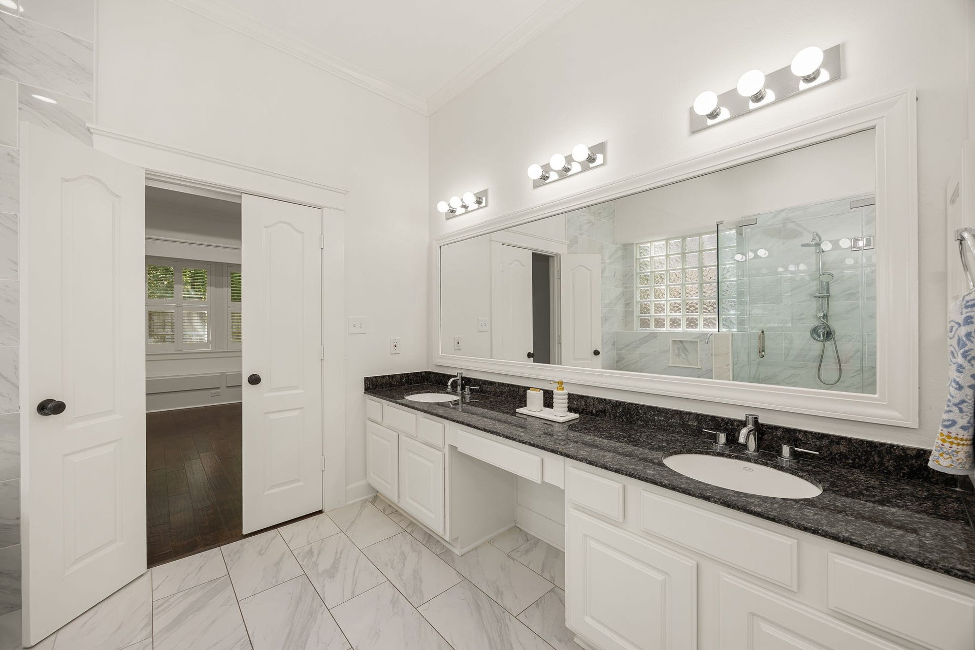 23 Pipers Meadow Street, The Woodlands, TX 77382 Updated primary bath features dual sinks and plenty of storage.