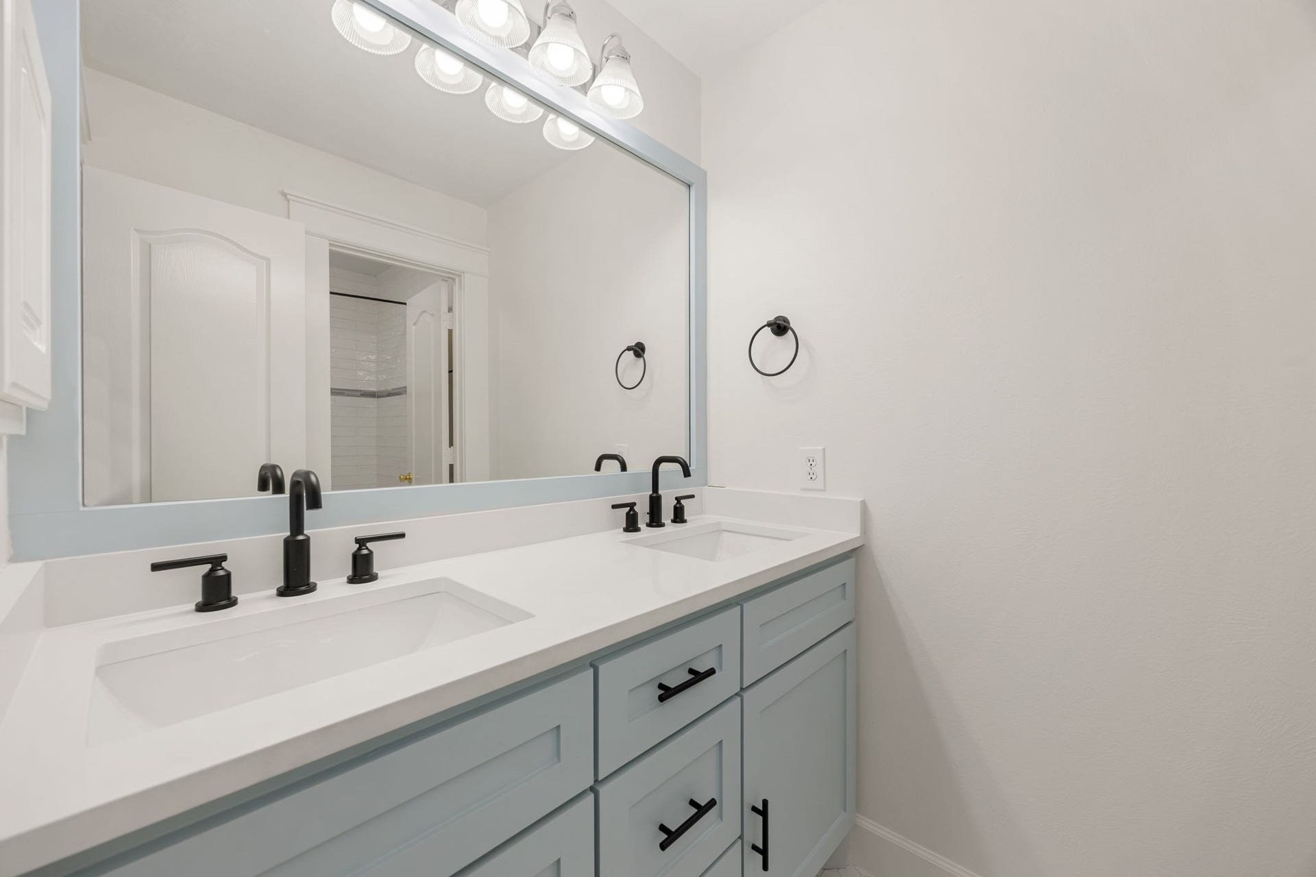 23 Pipers Meadow Street, The Woodlands, TX 77382 Secondary bathroom with dual sink vanity to ensure enough room for everyone.