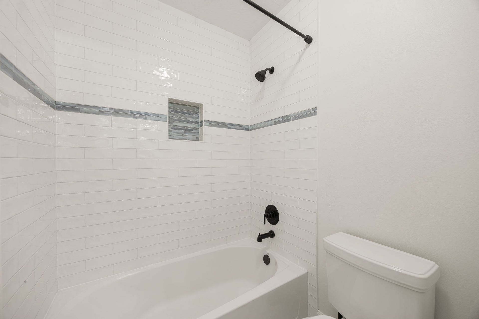 23 Pipers Meadow Street, The Woodlands, TX 77382 Additionally, secondary bath includes a tub/shower combination with tile surround.