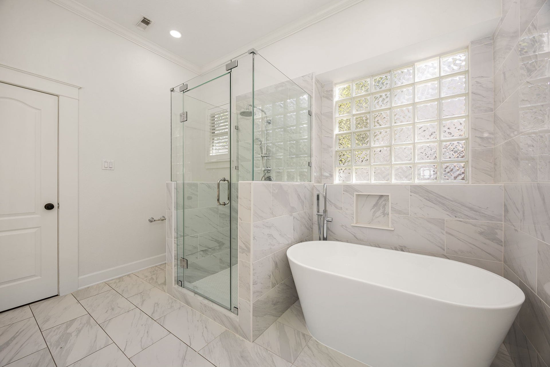 23 Pipers Meadow Street, The Woodlands, TX 77382 A separate shower and soaking tub to enhance the primary spa experience.