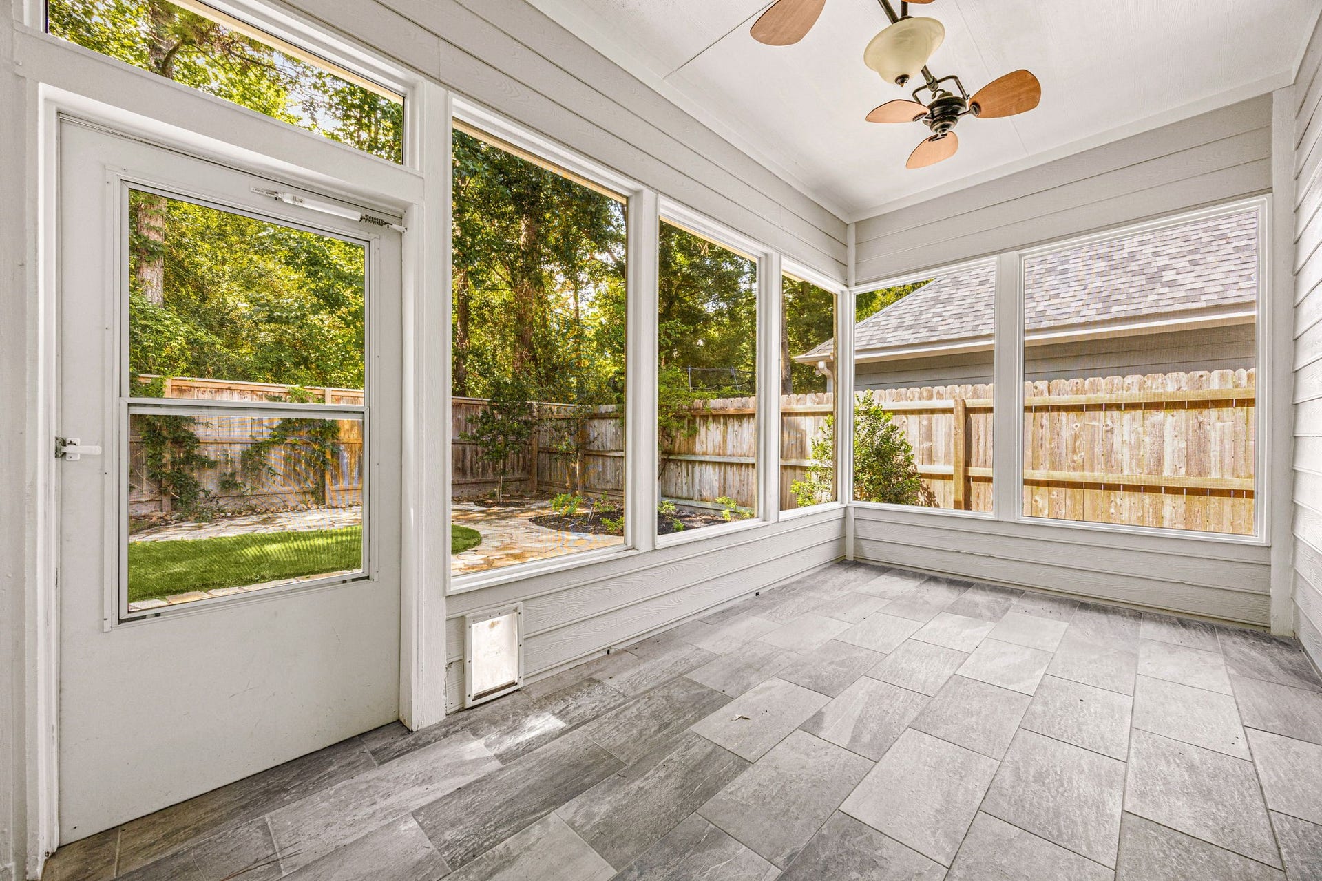 23 Pipers Meadow Street, The Woodlands, TX 77382 Enjoy year-round outdoor views from the comfort of this beautiful screened sunroom, complete with durable tile flooring, a cooling ceiling fan, and seamless access to the backyard.