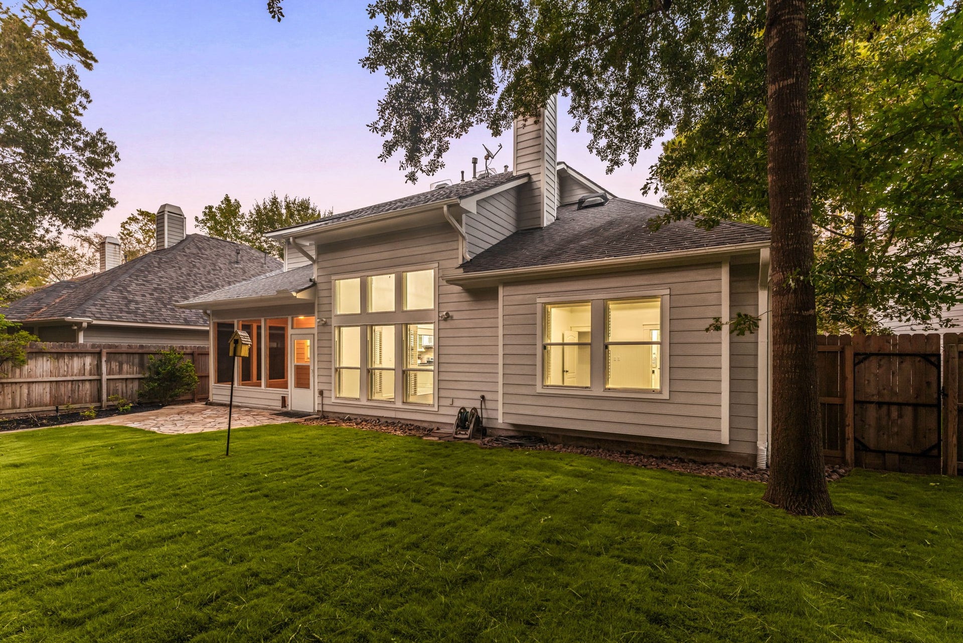 23 Pipers Meadow Street, The Woodlands, TX 77382 The sprawling, lush green lawn is completely enclosed by a sturdy privacy fence, providing a safe and tranquil space for pets, play, or quiet relaxation.