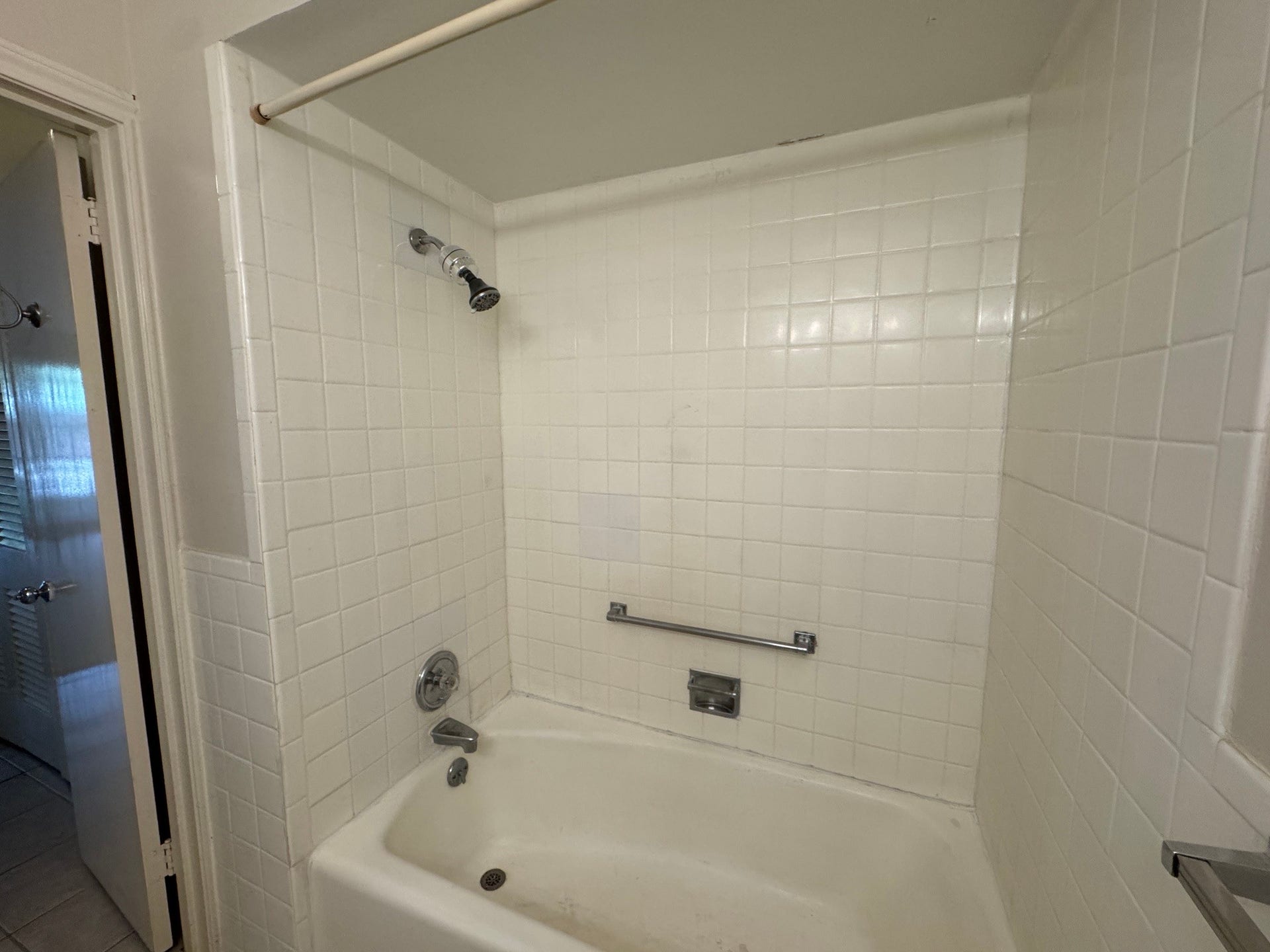 2600 Bellefontaine Street, #A18, Houston, TX 77025 Primary bathtub/shower with tile surround