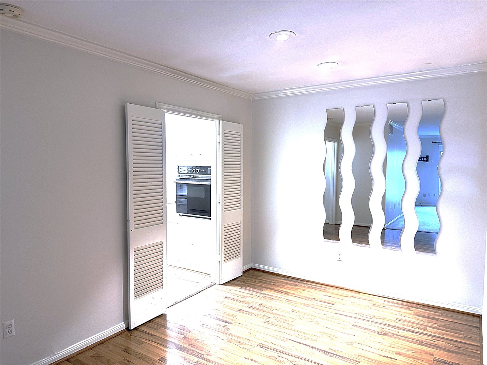 2600 Bellefontaine Street, #A18, Houston, TX 77025 Dining area with designer mirrors