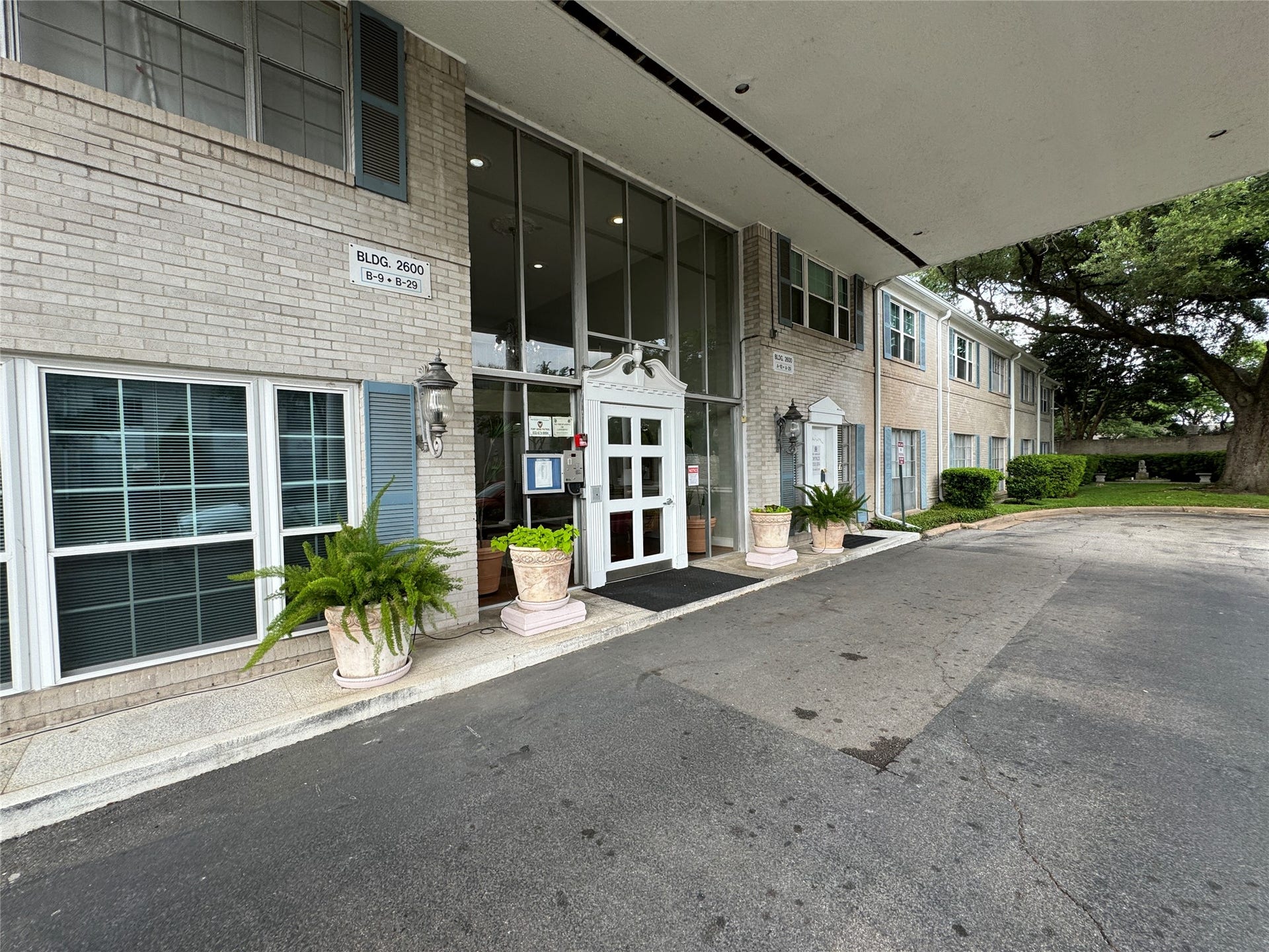 2600 Bellefontaine Street, #A18, Houston, TX 77025 Serviceable porte cochere graces the circular drive at 2600 Bellefontaine St, offering convenience and style.