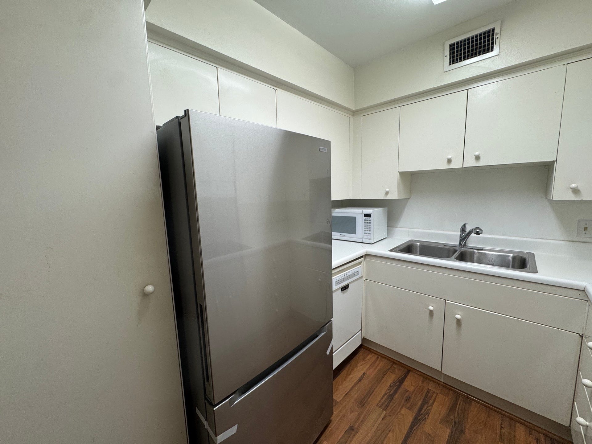 2600 Bellefontaine Street, #A18, Houston, TX 77025 New stainless steel refrigerator just installed!