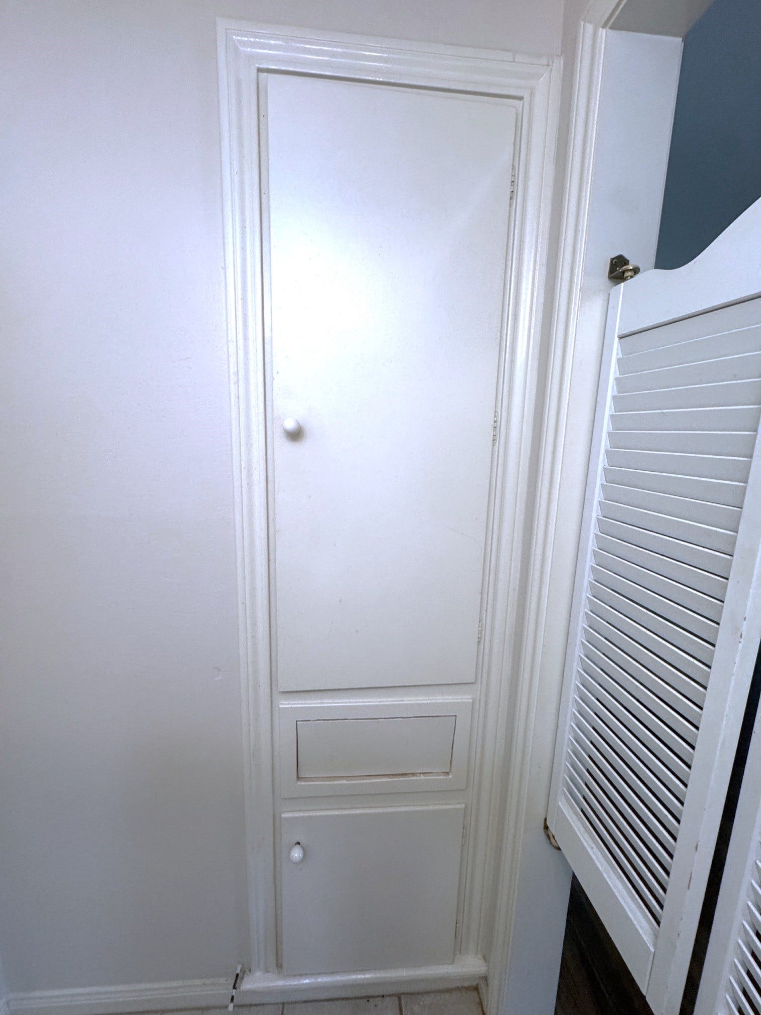 2600 Bellefontaine Street, #A18, Houston, TX 77025 Hall bath storage cabinet