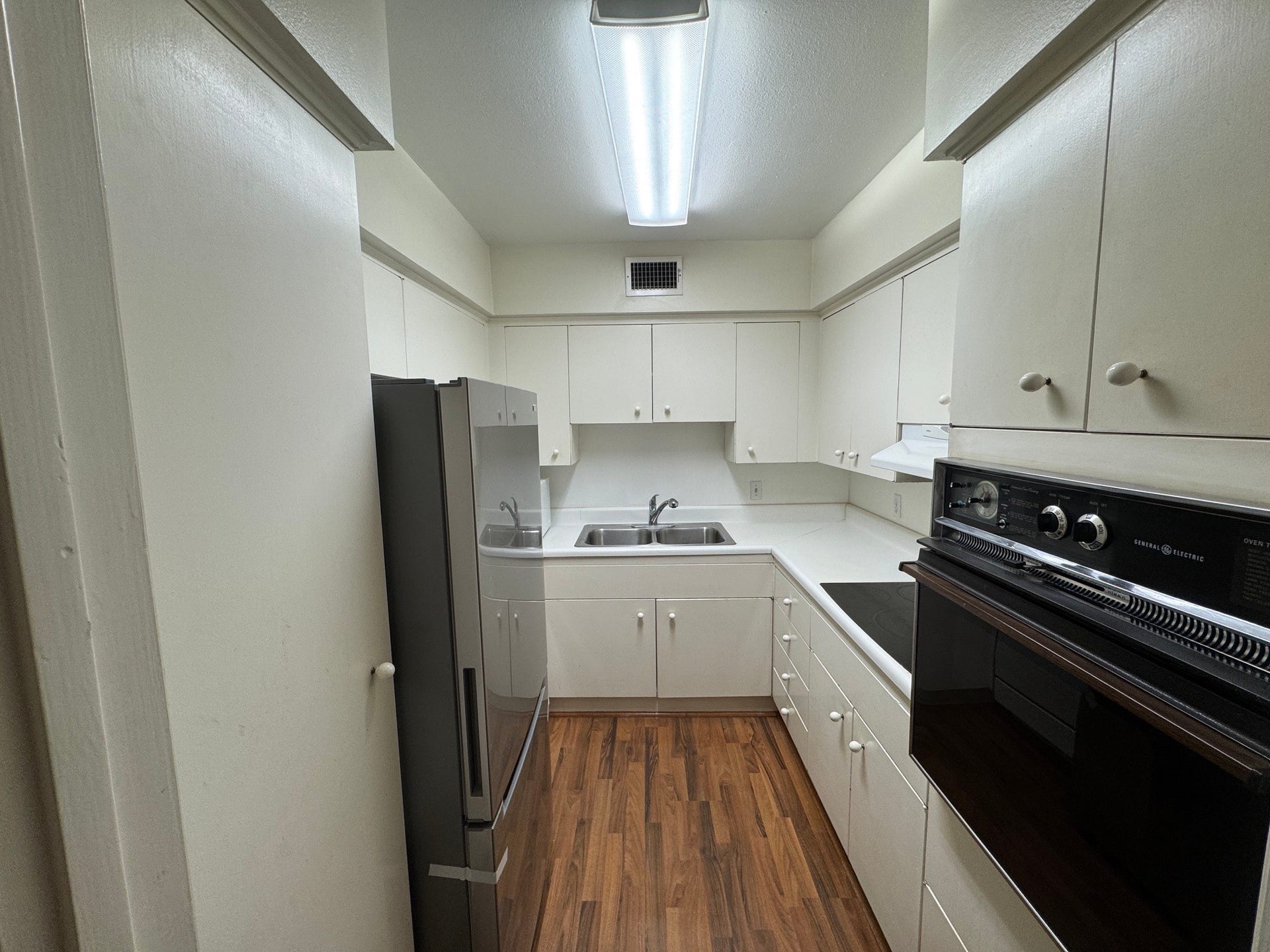 2600 Bellefontaine Street, #A18, Houston, TX 77025 Galley type kitchen with all appliances included