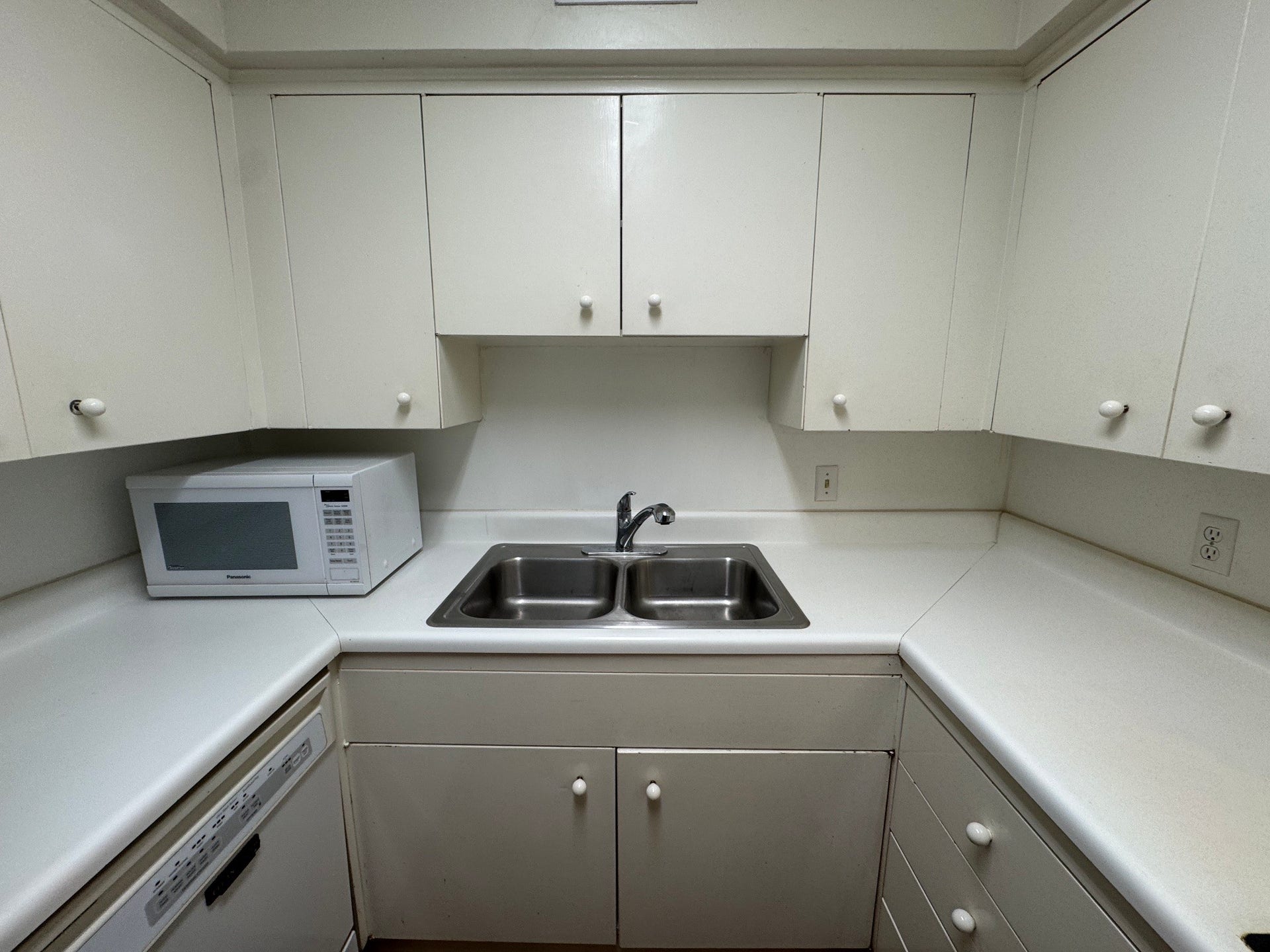 2600 Bellefontaine Street, #A18, Houston, TX 77025 Sleek stainless steel double sink complemented by durable Formica counters, with a microwave included.