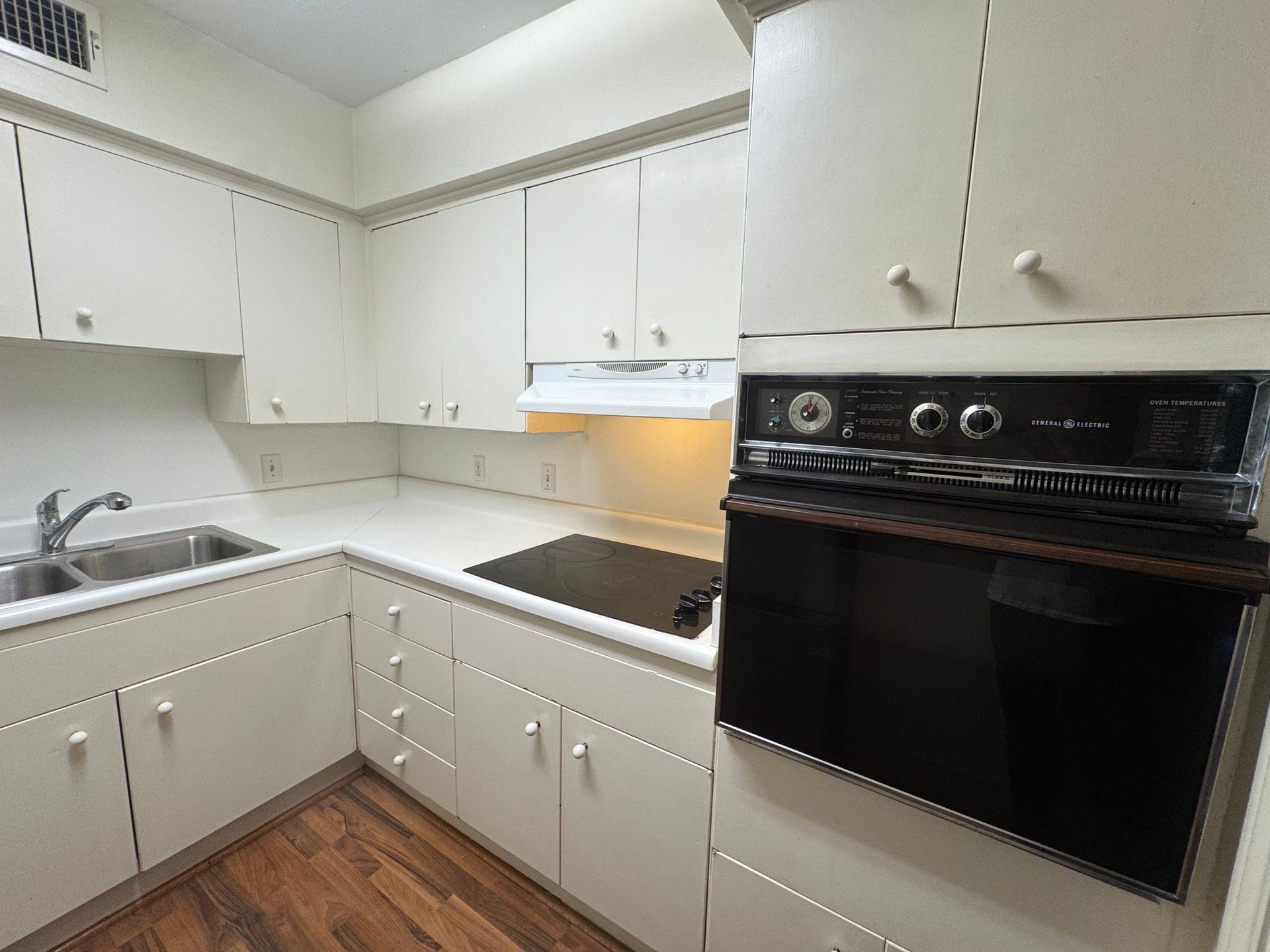 2600 Bellefontaine Street, #A18, Houston, TX 77025 Electric glass cooktop with vent hood to outside; electric wall oven