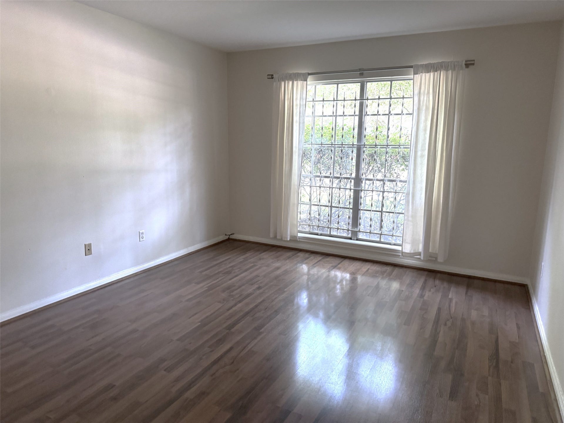 2600 Bellefontaine Street, #A18, Houston, TX 77025 Bright secondary bedroom with oversized windows inviting ample natural light.