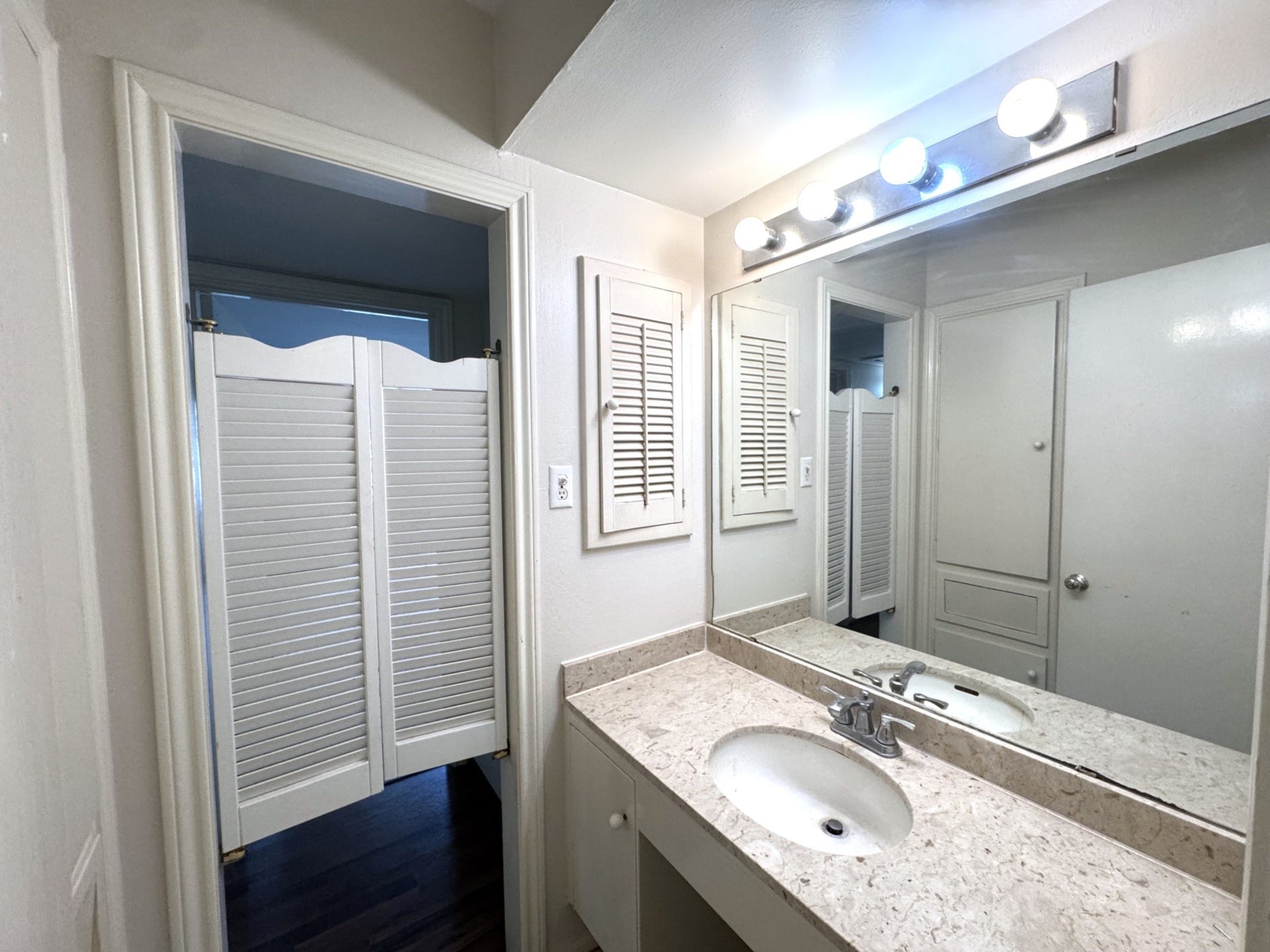 2600 Bellefontaine Street, #A18, Houston, TX 77025 Hall bath with marble counter
