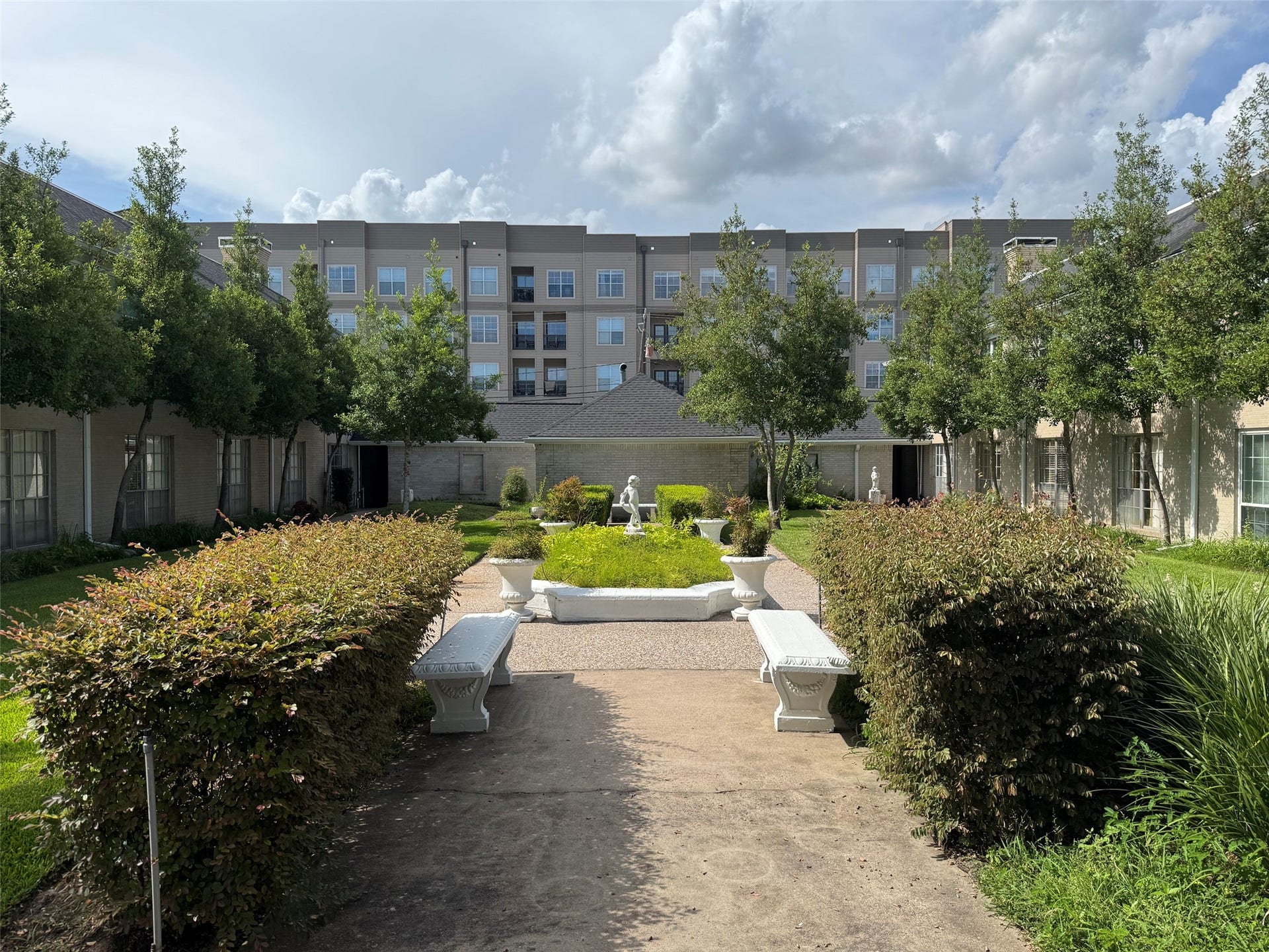 2600 Bellefontaine Street, #A18, Houston, TX 77025 Beautiful courtyard of 2600 Bellefontaine which is available to all residents!