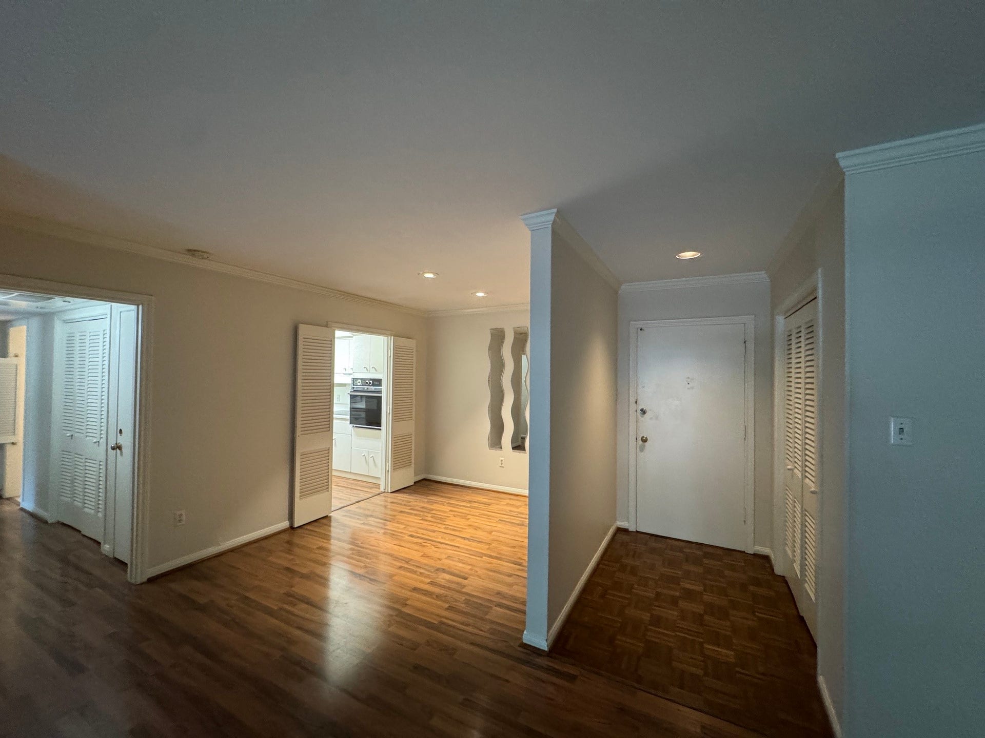 2600 Bellefontaine Street, #A18, Houston, TX 77025 Elegant dining area seamlessly connects to the entry hall, enhanced by a stylish dividing wall.