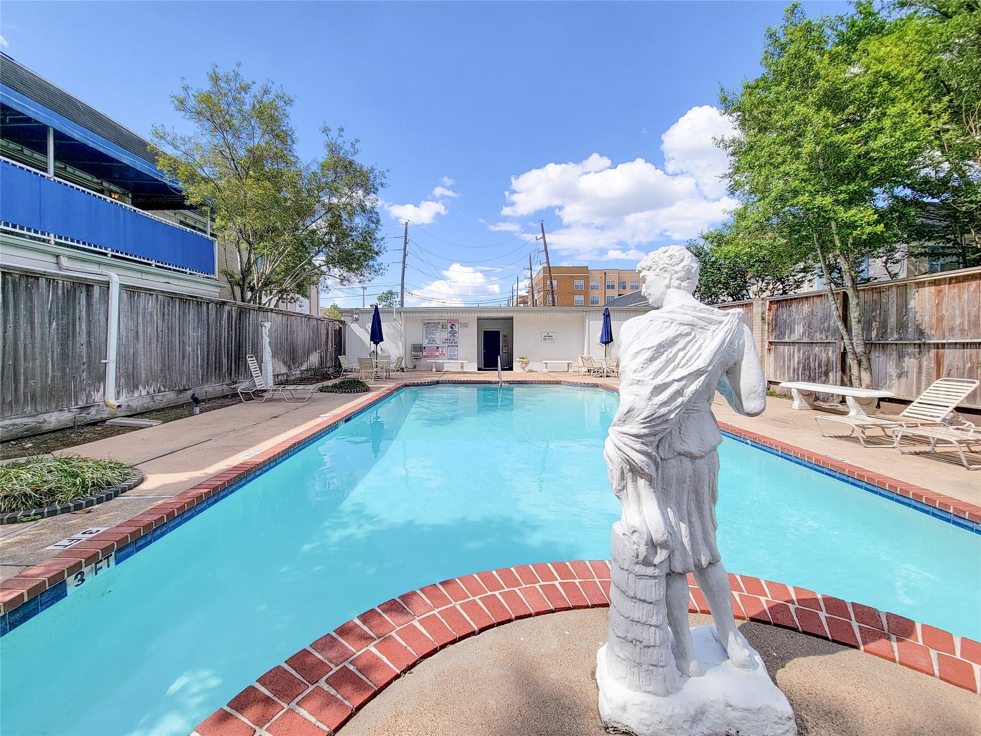 2600 Bellefontaine Street, #A18, Houston, TX 77025 Relax by the pool with ample seating, umbrellas, and sun loungers, while convenient restrooms and a water fountain are just steps away.
