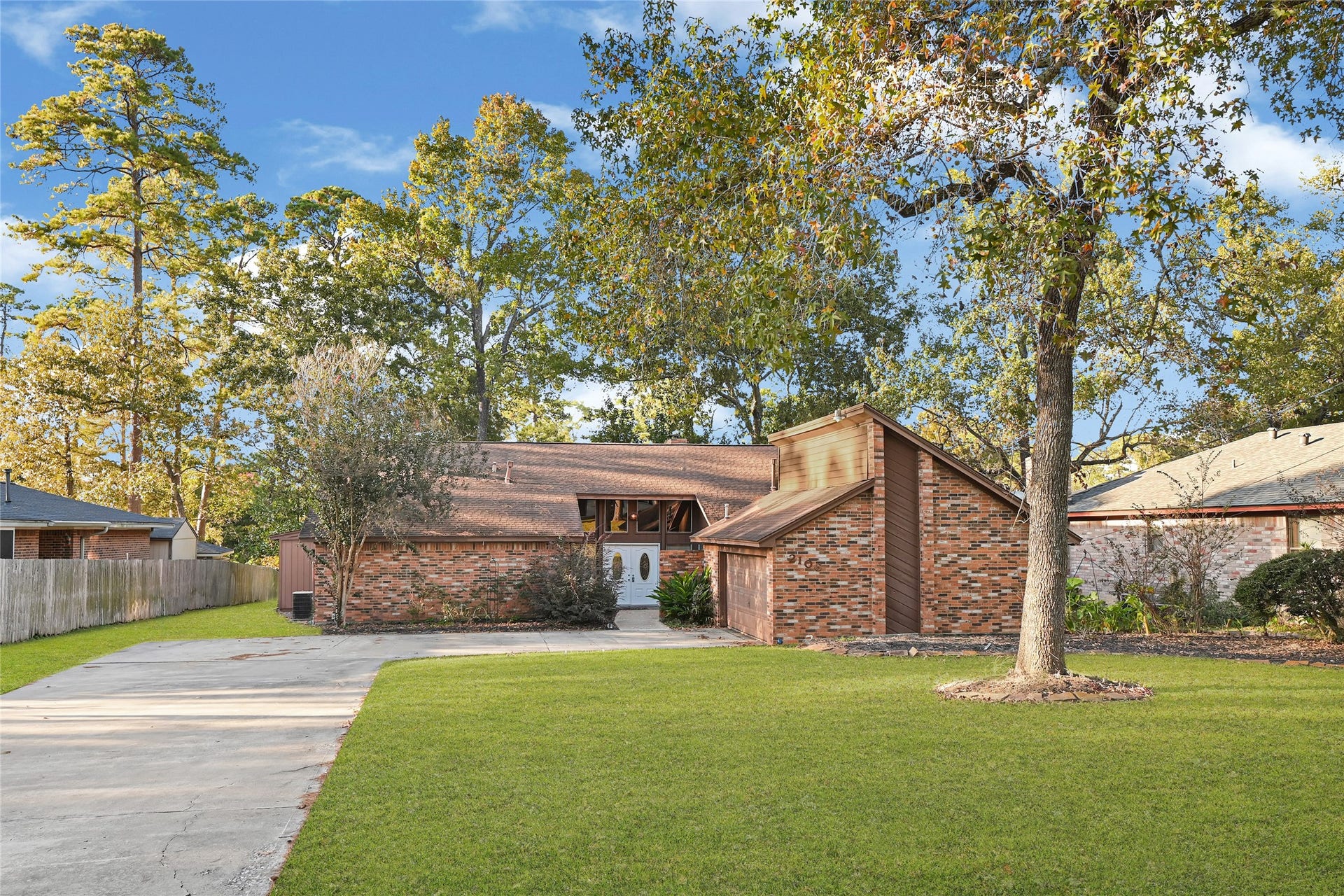 2106 White Feather Trail, Crosby, TX 77532 Property on very LARGE LOT 14,926 sqft, lot of updates