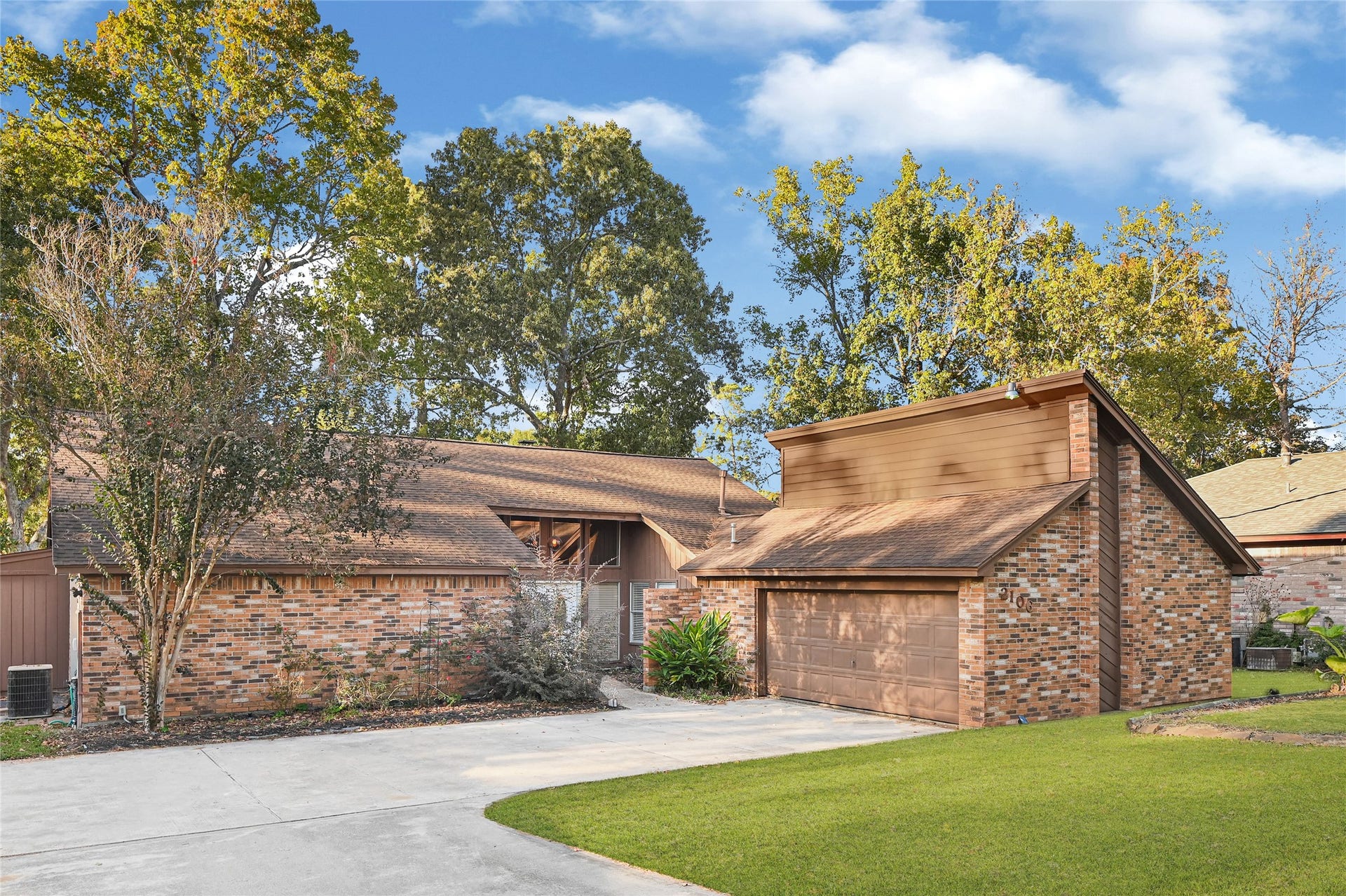 2106 White Feather Trail, Crosby, TX 77532 Property on very LARGE LOT 14,926 sqft, lot of updates