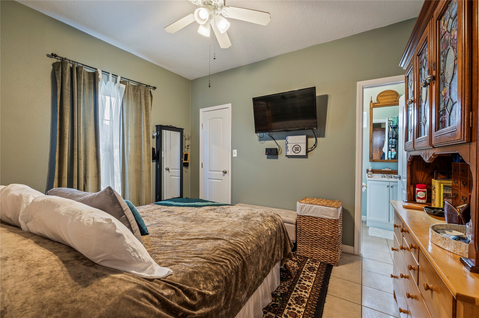 2337 Avenue D, San Leon, TX 77539 Private and direct access to the primary bath from the primary bedroom.