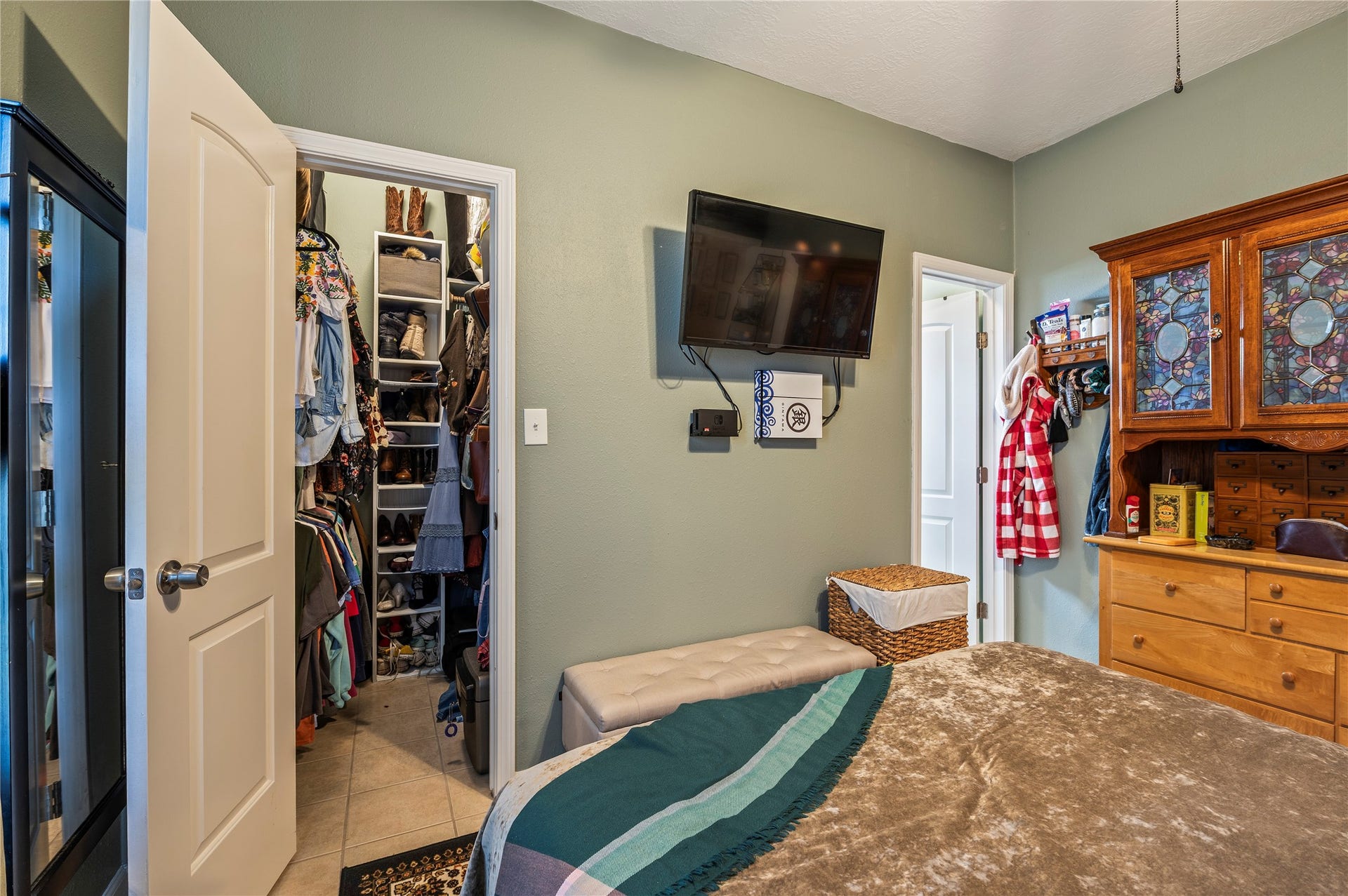 2337 Avenue D, San Leon, TX 77539 Large walk in closet space in the primary bedroom.
