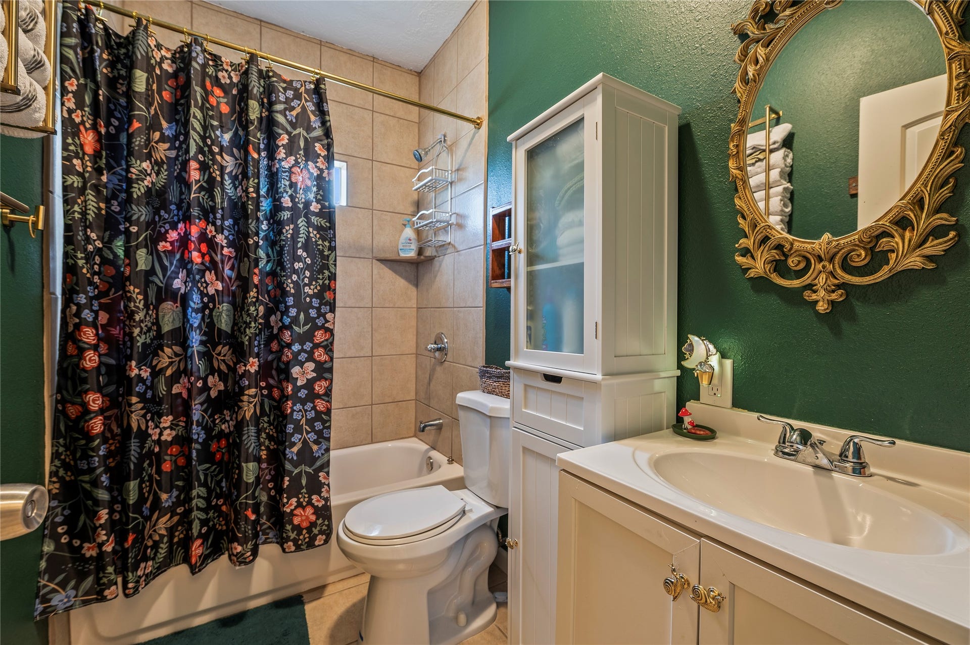 2337 Avenue D, San Leon, TX 77539 Full sized spare bath with vanity sink, accent mirror, and tiled shower/tub combo.