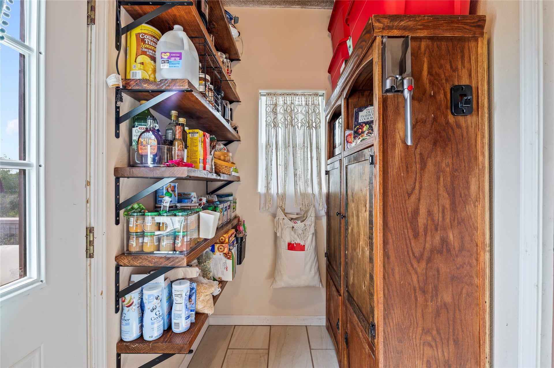 2337 Avenue D, San Leon, TX 77539 Built in shelving is a great place for pantry items and more.