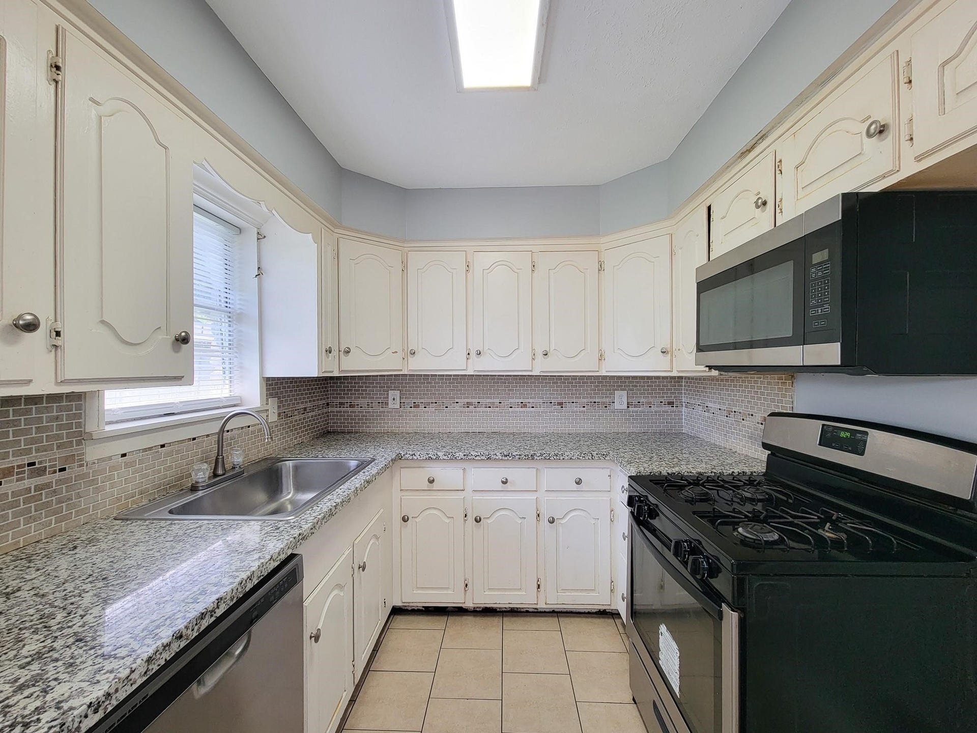 6109 Arthington Street, Houston, TX 77053 6109 Arthington Street, Houston, TX 77053