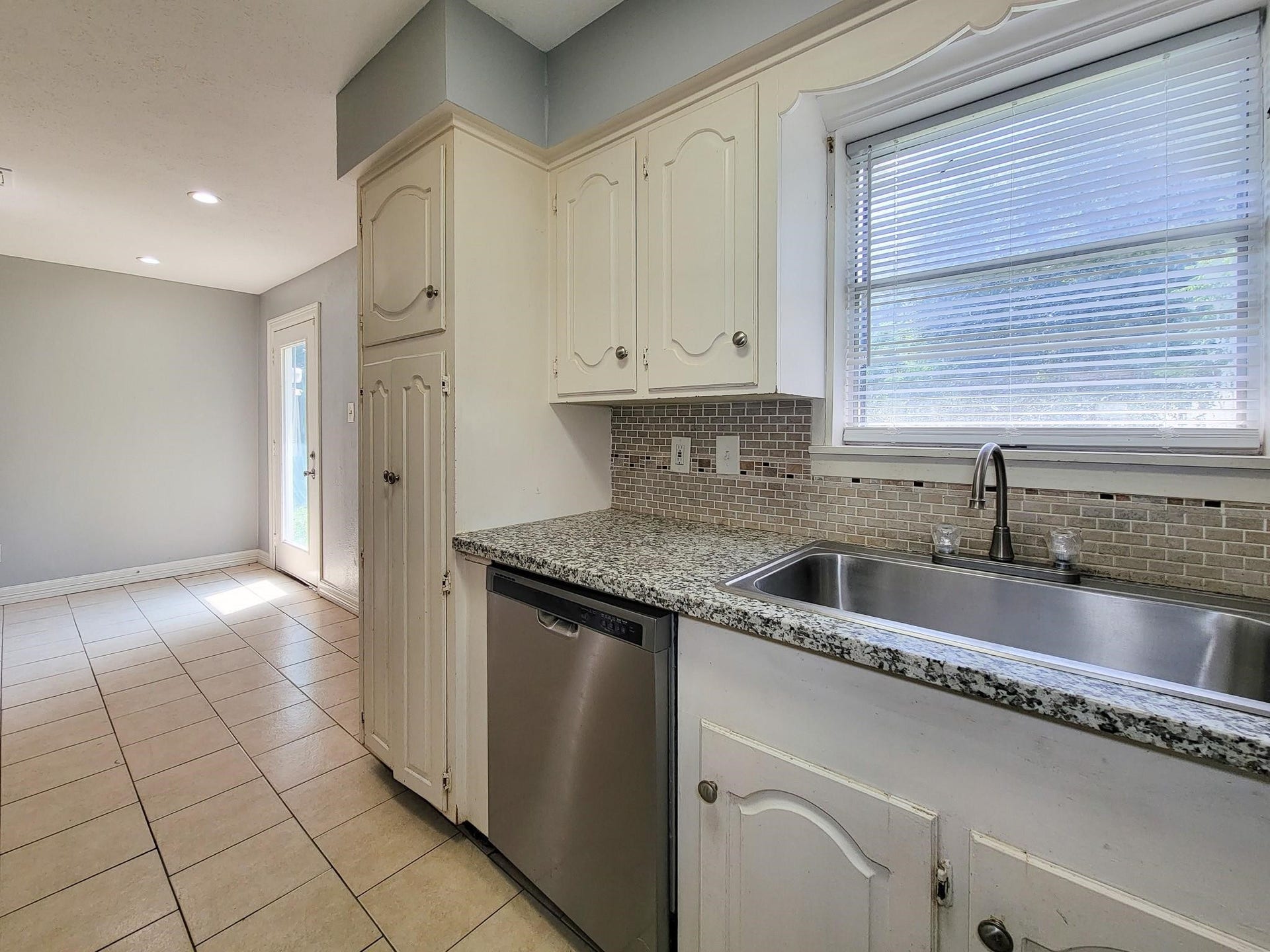 6109 Arthington Street, Houston, TX 77053 6109 Arthington Street, Houston, TX 77053