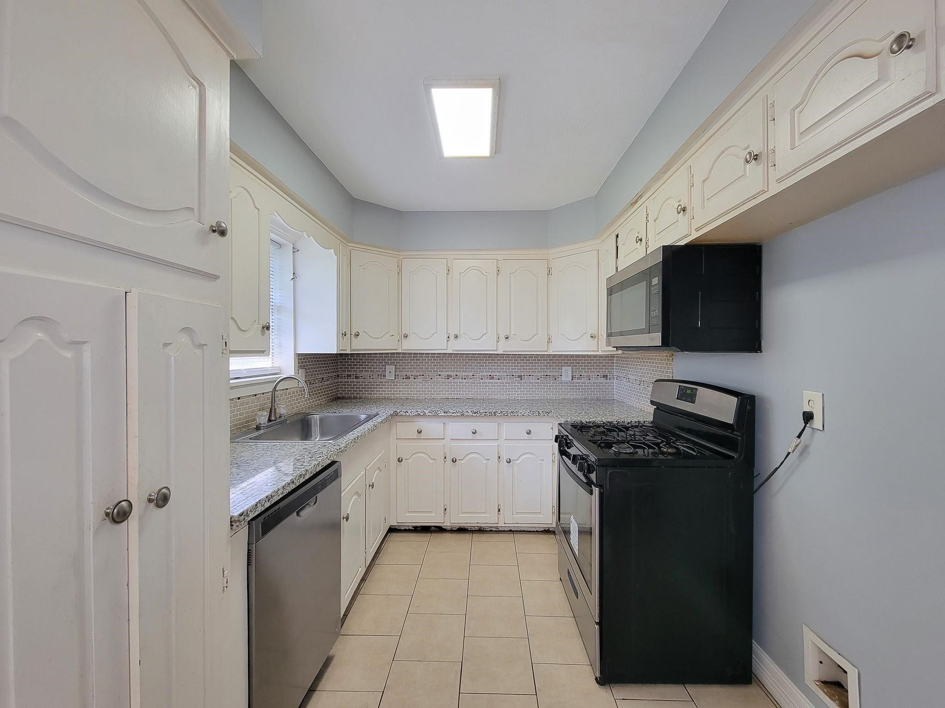 6109 Arthington Street, Houston, TX 77053 6109 Arthington Street, Houston, TX 77053