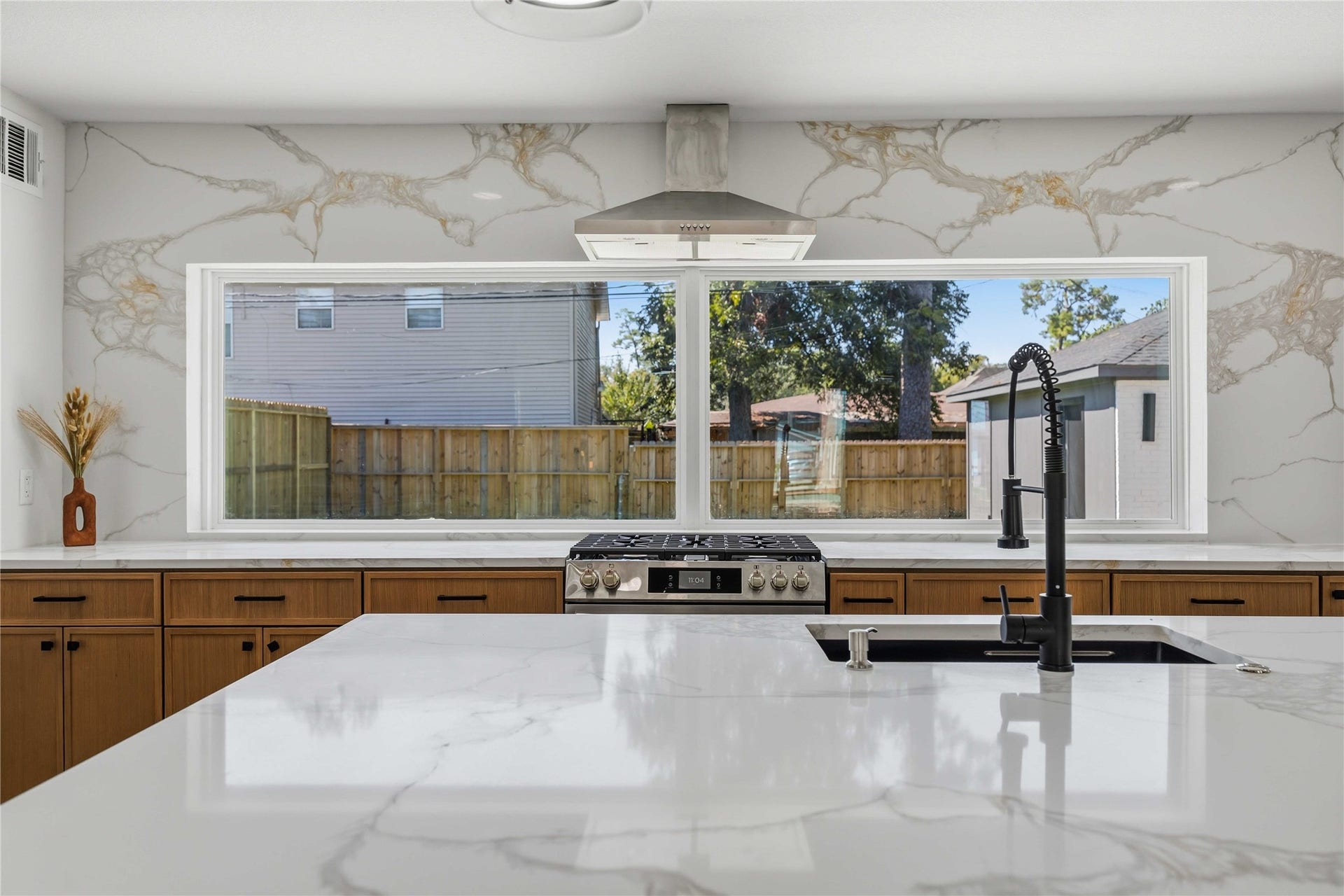 3306 Calumet Street, Houston, TX 77004 Quartz backsplash to ceiling