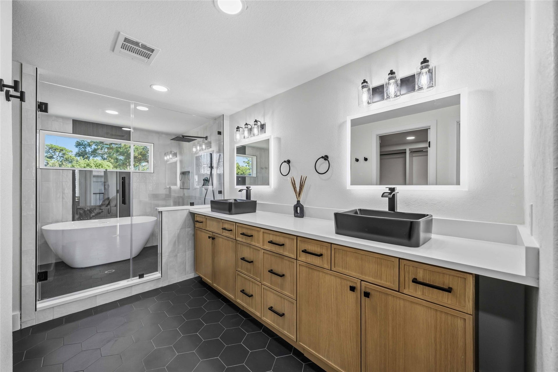 3306 Calumet Street, Houston, TX 77004 Primary Bathroom