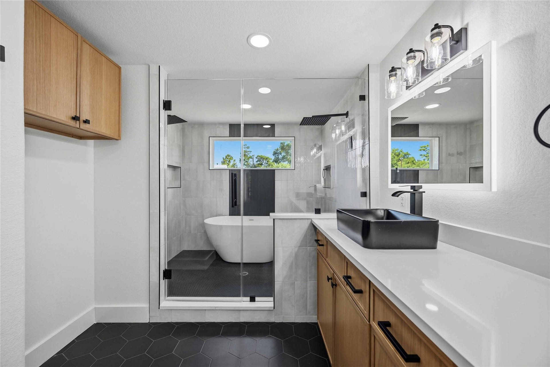 3306 Calumet Street, Houston, TX 77004 Primary Bathroom