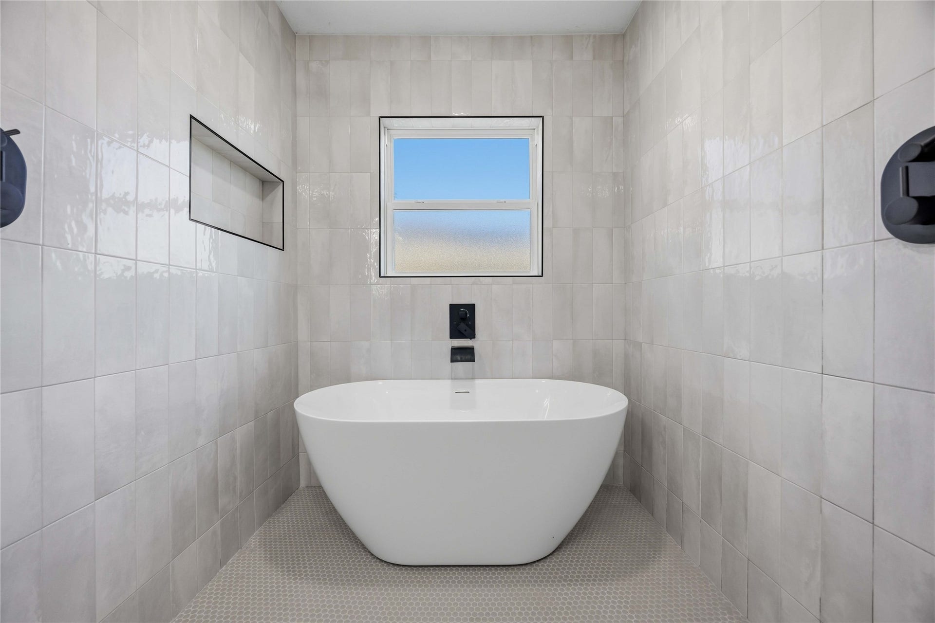 3306 Calumet Street, Houston, TX 77004 1st Floor Bathroom Sinking Tub