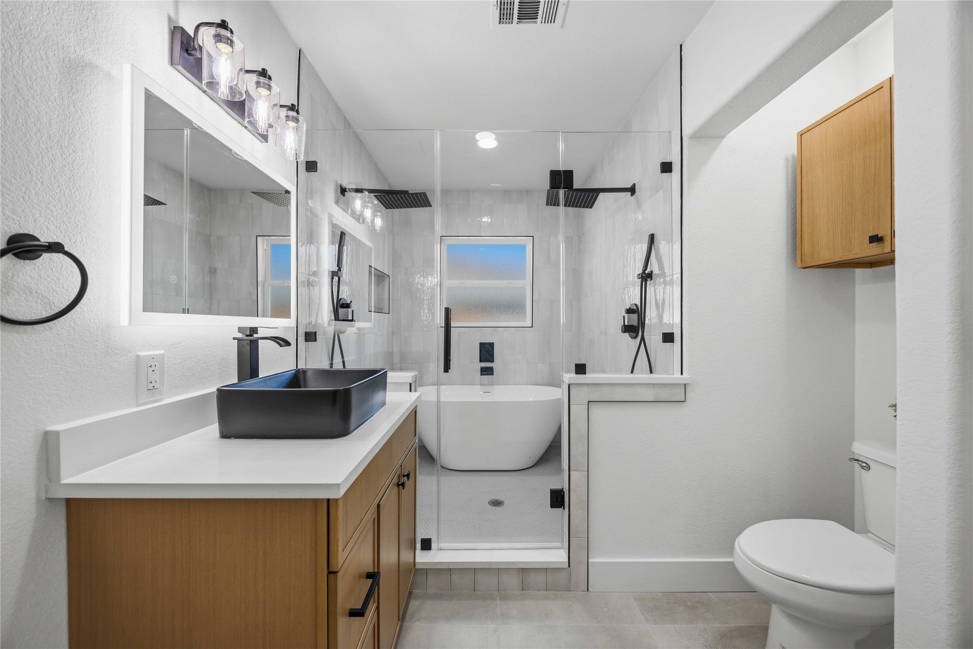 3306 Calumet Street, Houston, TX 77004 1st Floor Bathroom