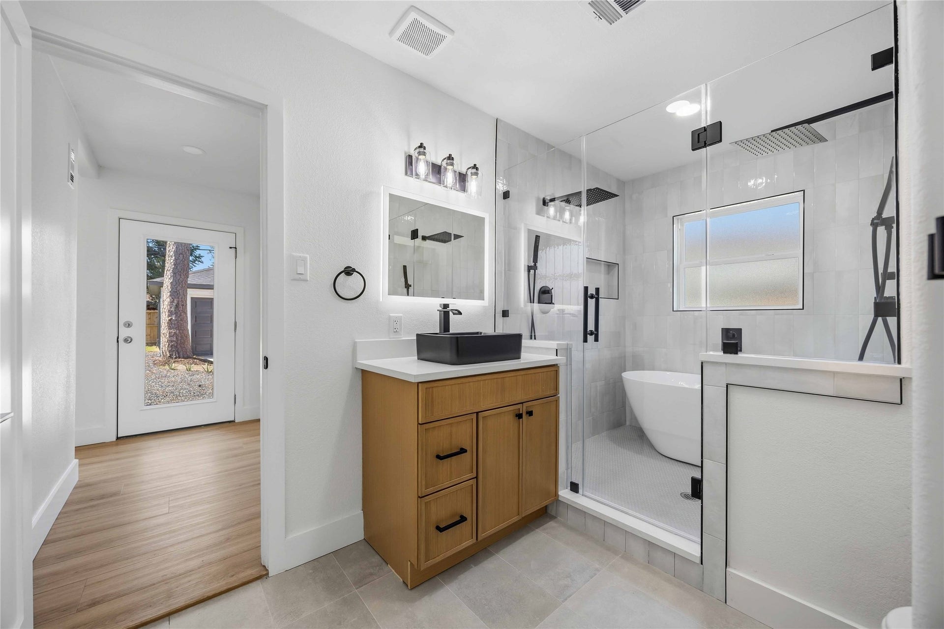 3306 Calumet Street, Houston, TX 77004 1st Floor Bathroom