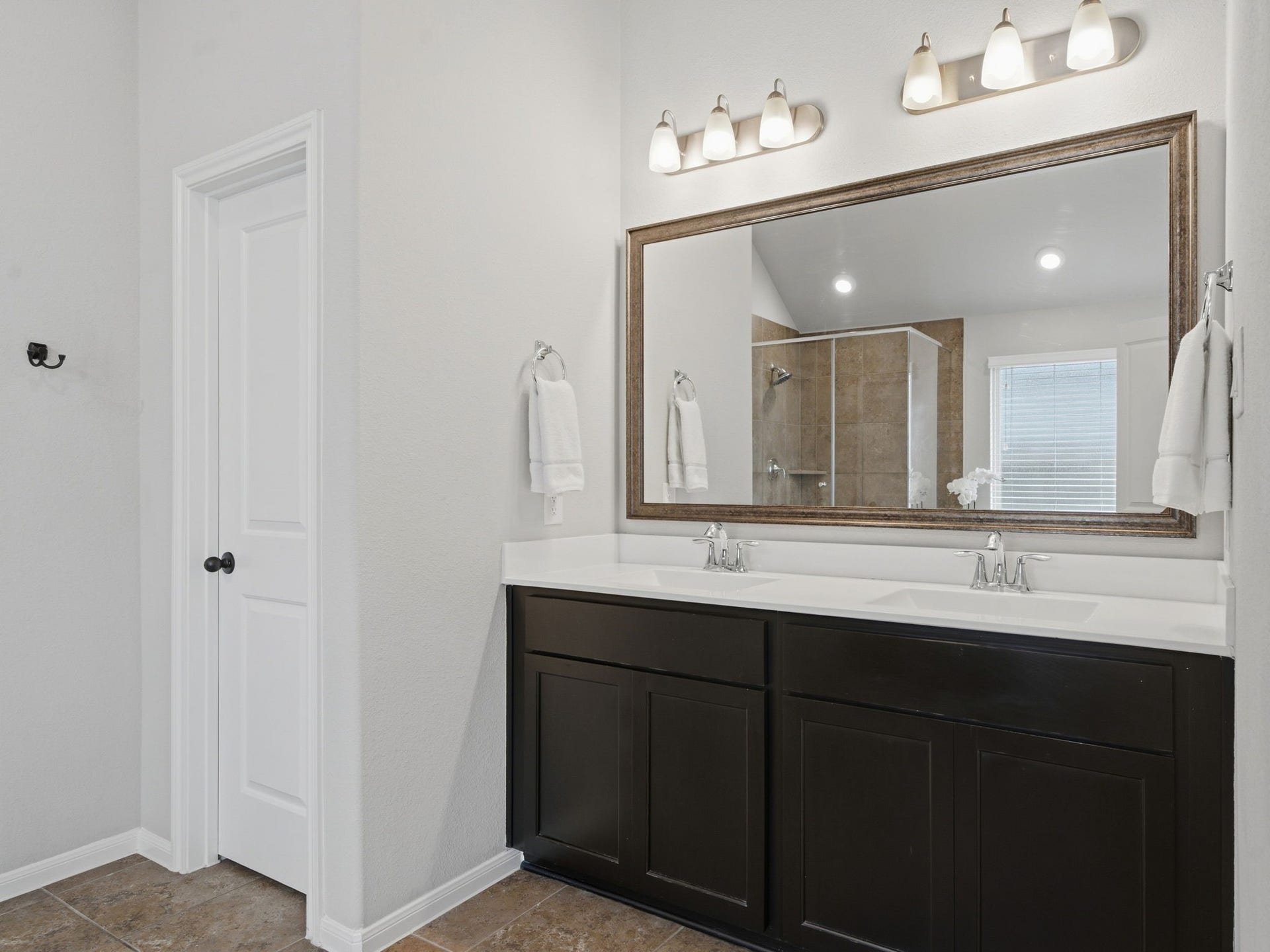 17410 Farm Pasture Trail, Hockley, TX 77447 Primary ensuite bath has double sinks, soaking tub, stand alone shower and beautiful framed mirror!
