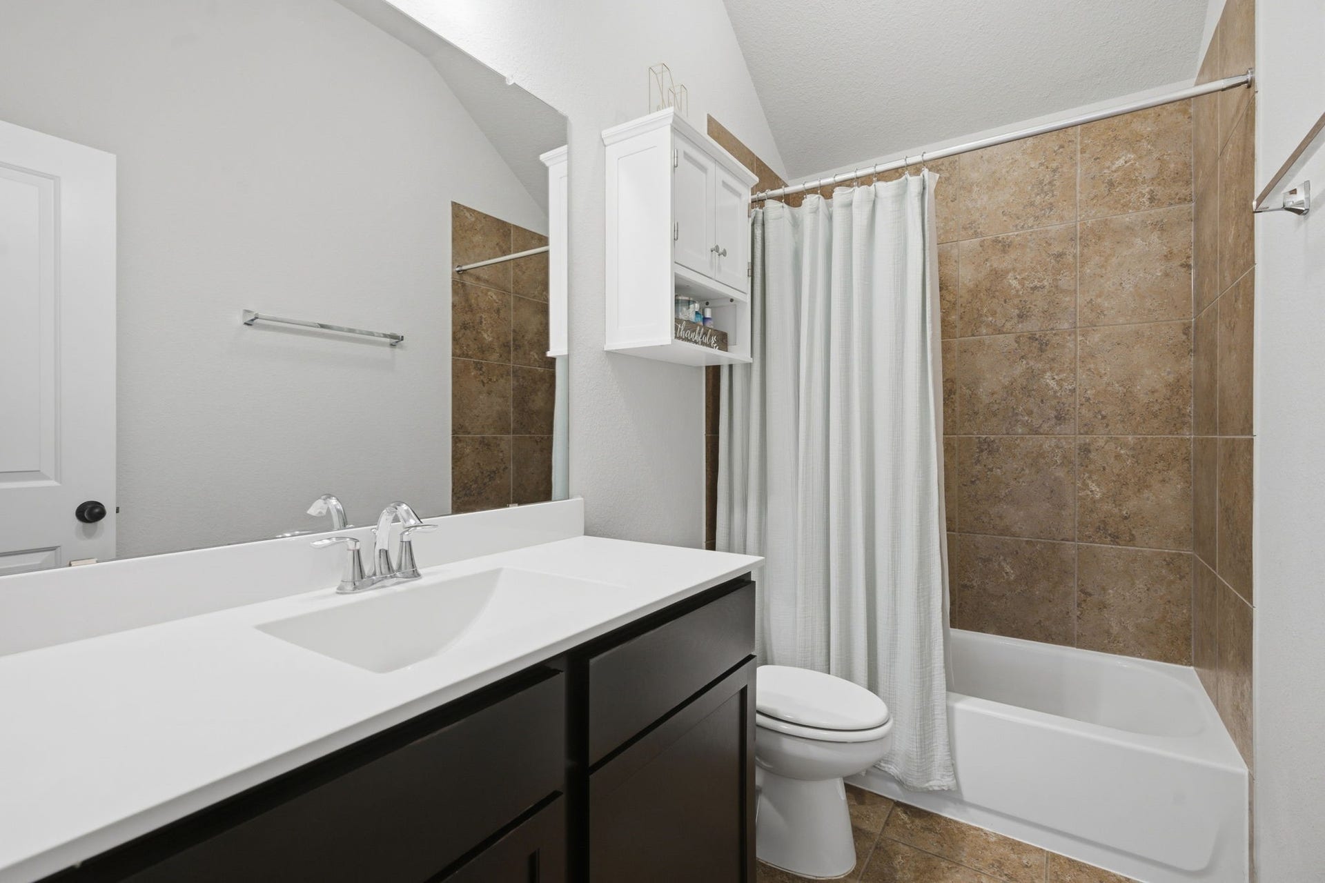 17410 Farm Pasture Trail, Hockley, TX 77447 Secondary bath with lots of counter space!