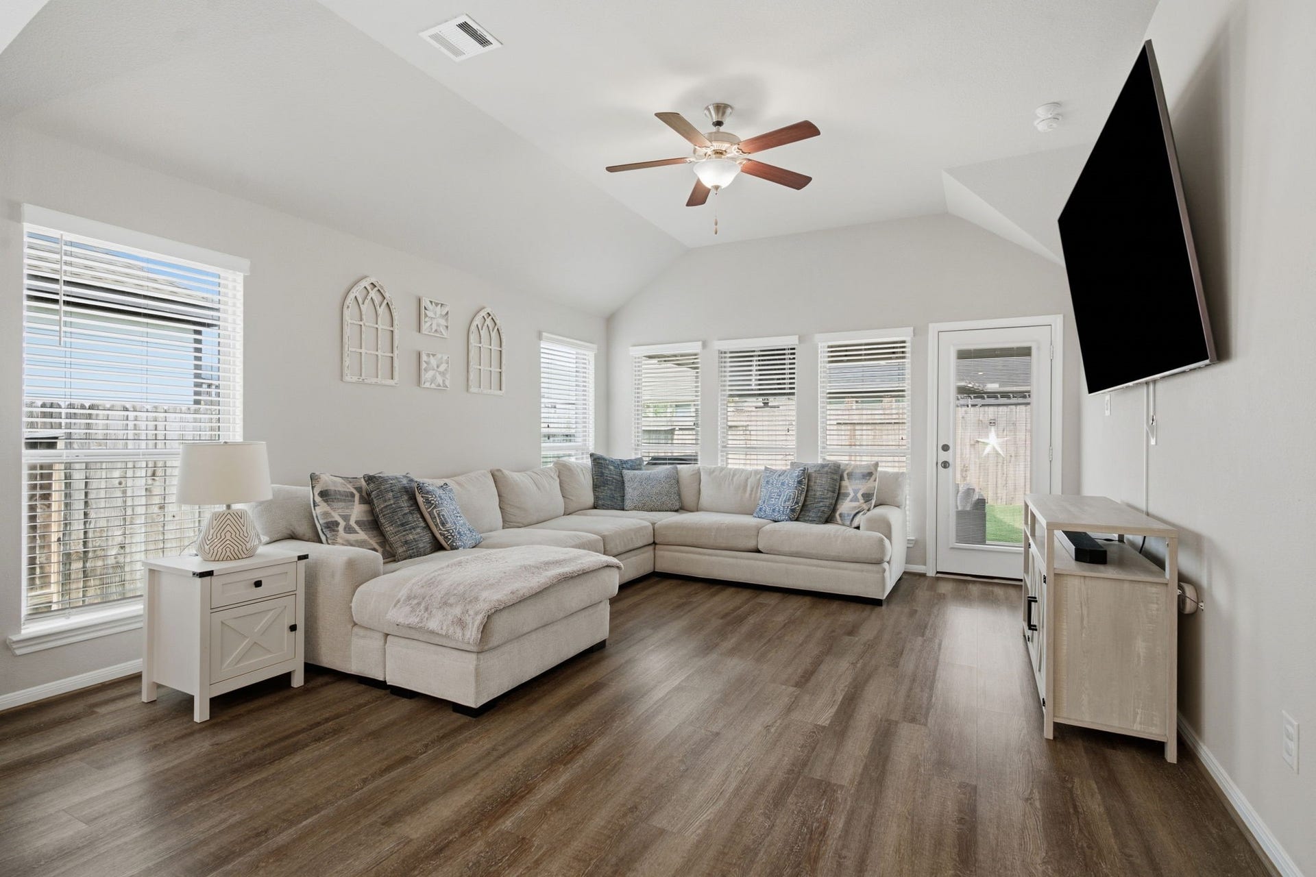 17410 Farm Pasture Trail, Hockley, TX 77447 The family room will accommodate large sectionals with ease. Look at all the windows!