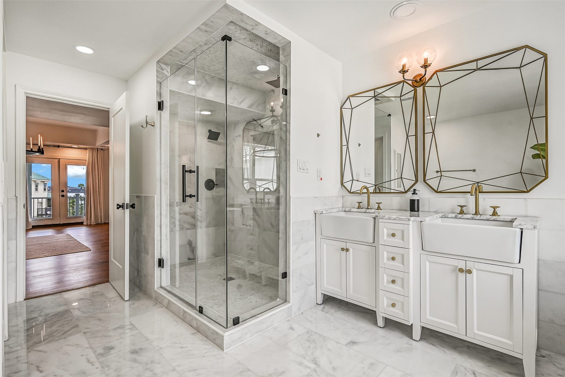 1614 Castaway Street, Tiki Island, TX 77554 Come home from the boat and leave the day behind. Dual vanities and an expansive glass-enclosed shower create plenty of room to refresh and recharge.